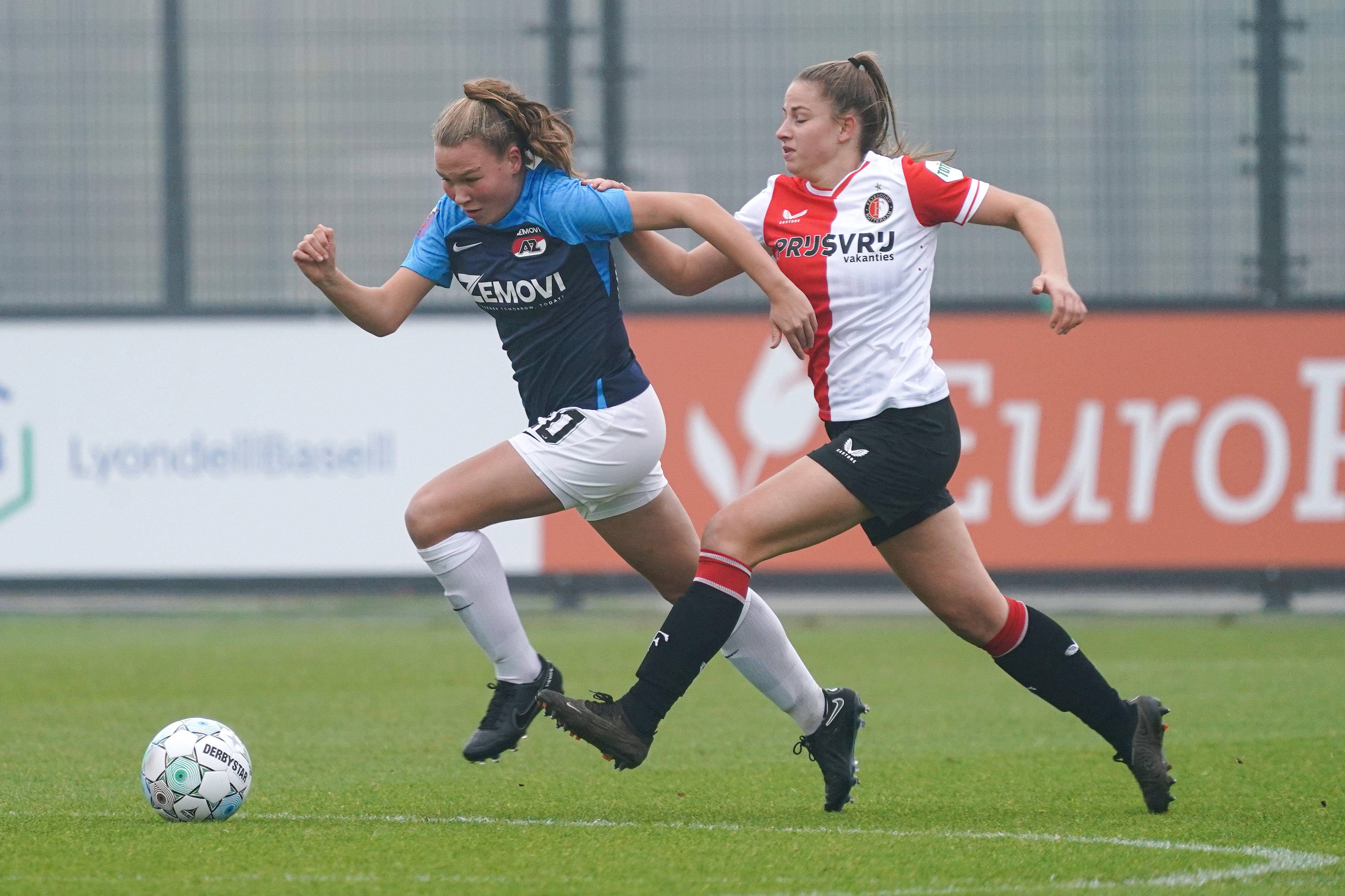 Mirte van Bentum (AZ) aan de bal, Tess van Bentem (Feyenoord) in de achtervolging