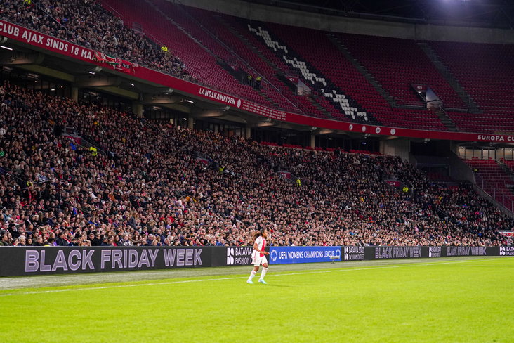 Ashleigh Weerden in actie namens Ajax in de Johan Cruijff ArenA