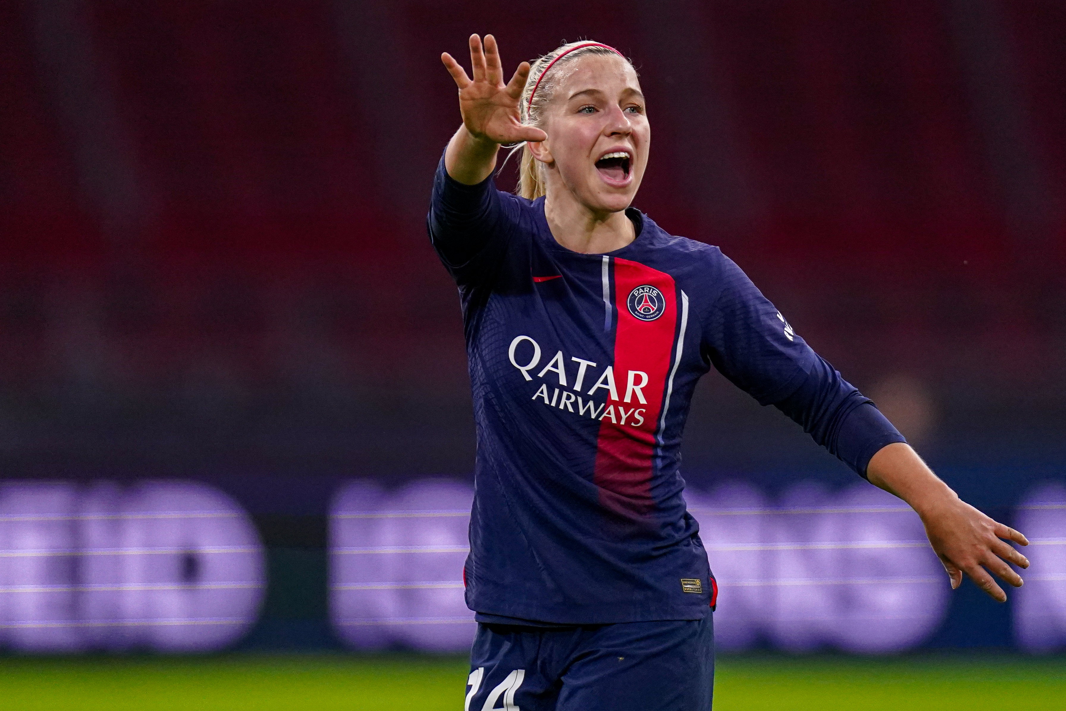 Jackie Groenen in het shirt van Paris Saint-Germain