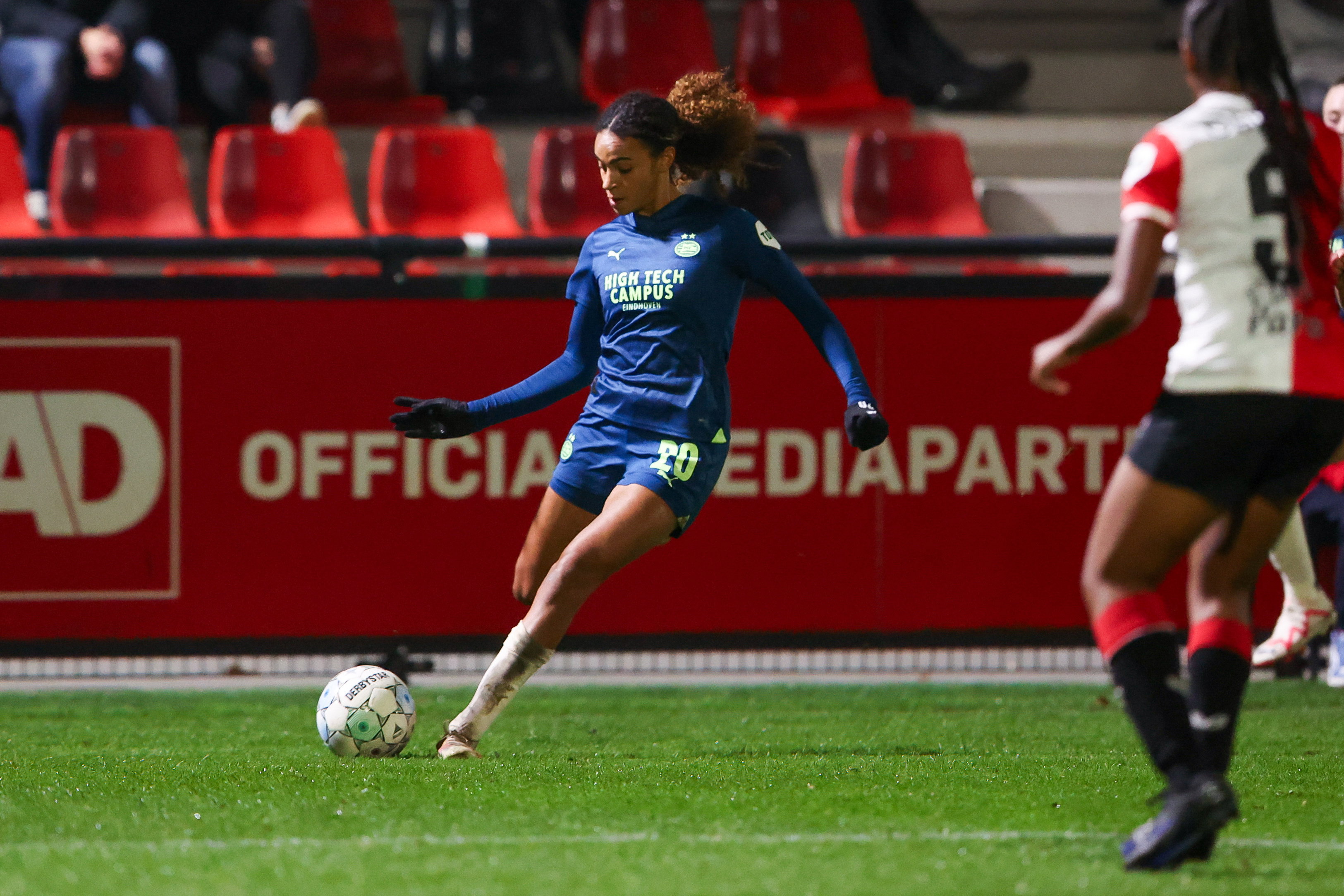 Nina Nijstad in het shirt van PSV