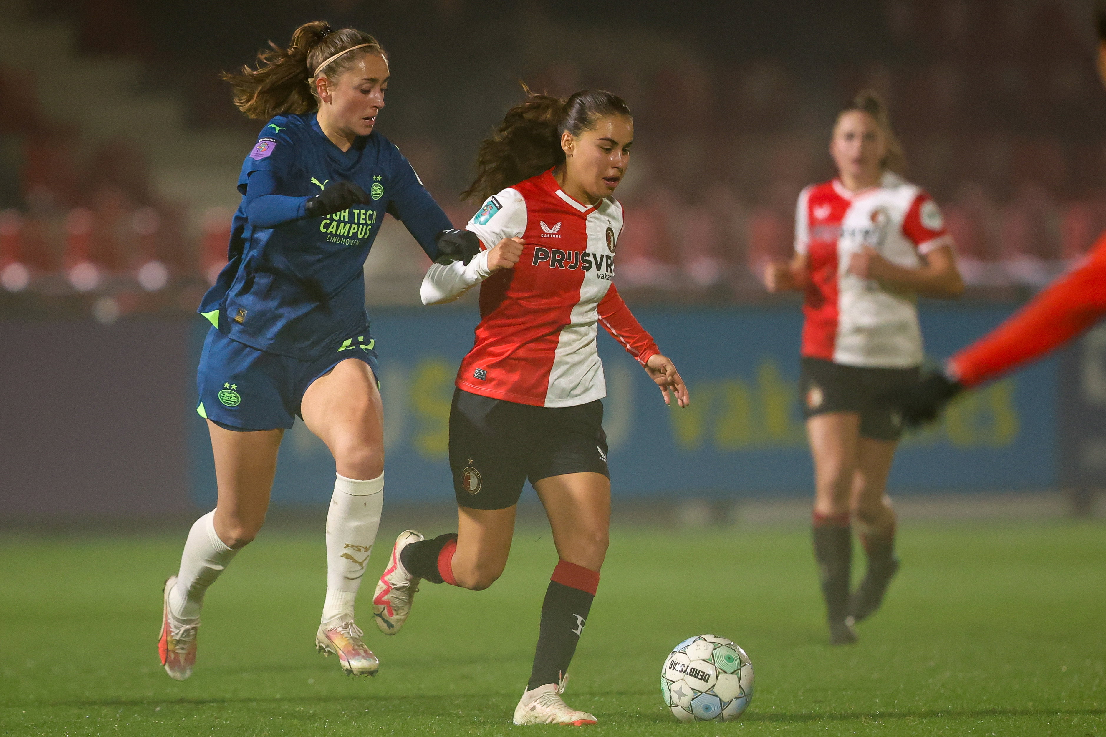 Suzanne Giesen (PSV) in duel met Ziva Henry (Feyenoord)