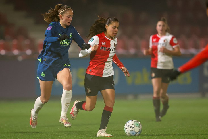 Suzanne Giesen (PSV) in duel met Ziva Henry (Feyenoord)