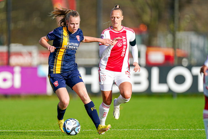 Een duel tussen Ajax en FC Twente