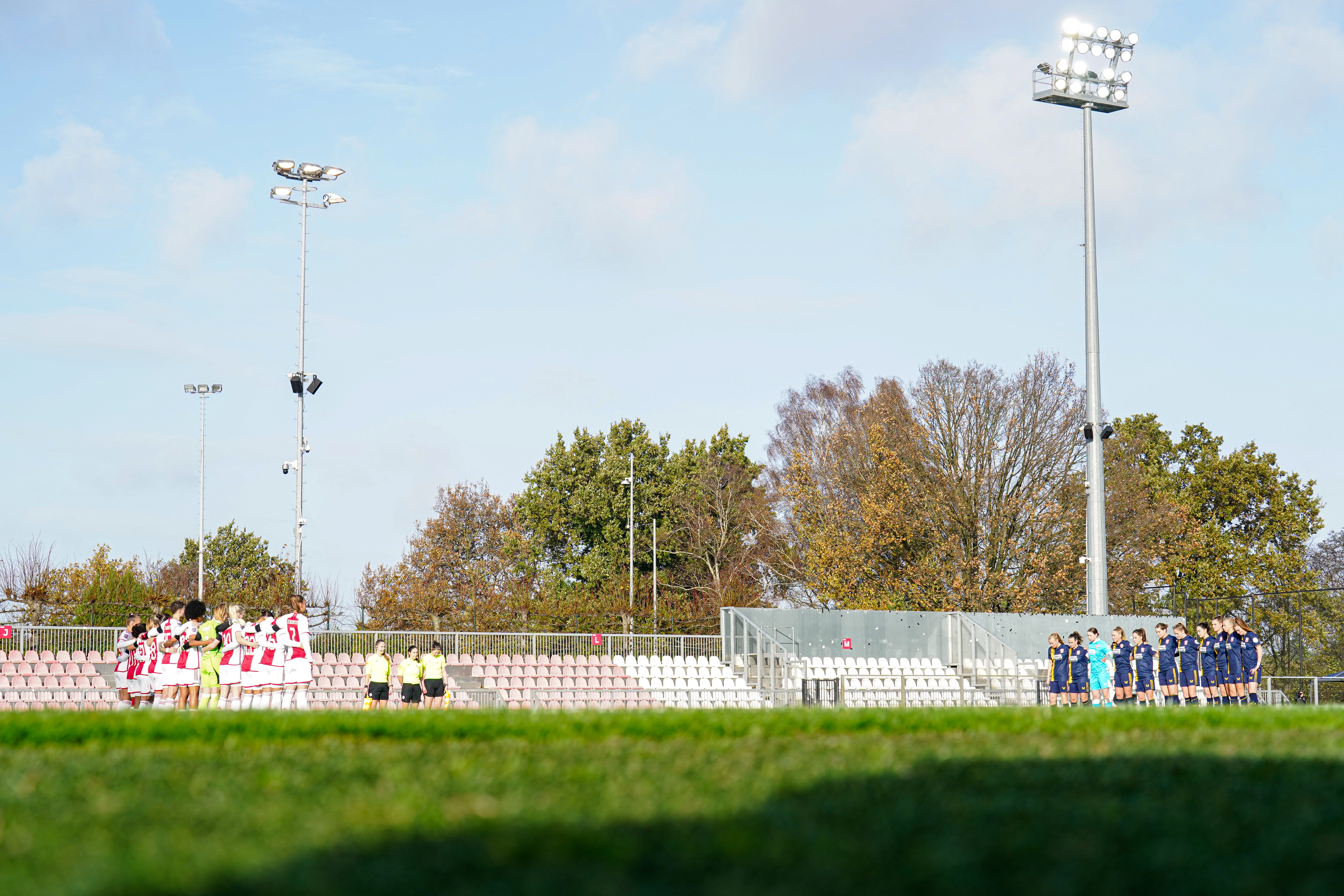 Ajax en FC Twente tijdens een minuut stilte