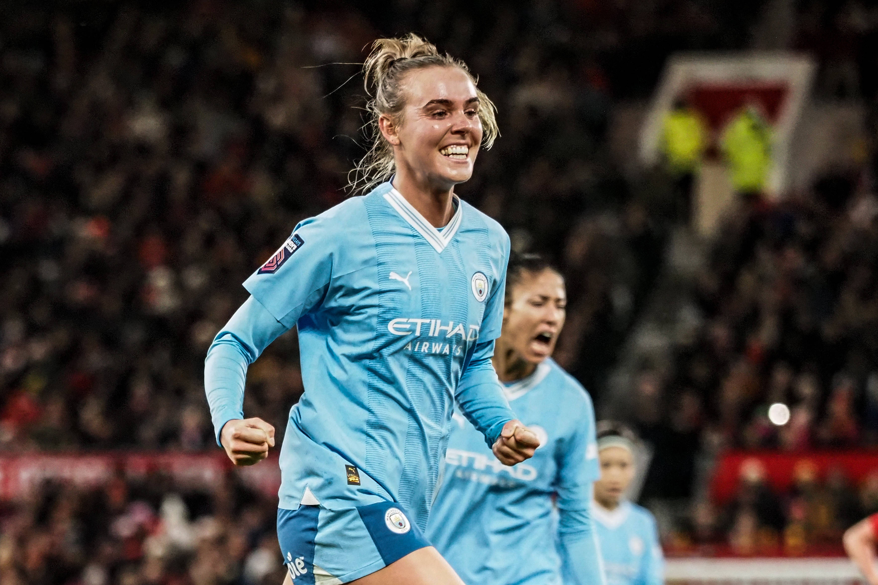 Jill Roord juicht na een goal voor Manchester City