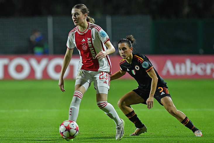 Lotte Keukelaar (Ajax) in actie tegen AS Roma