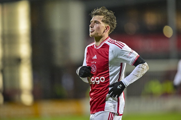 Mika Godts in actie namens Jong Ajax