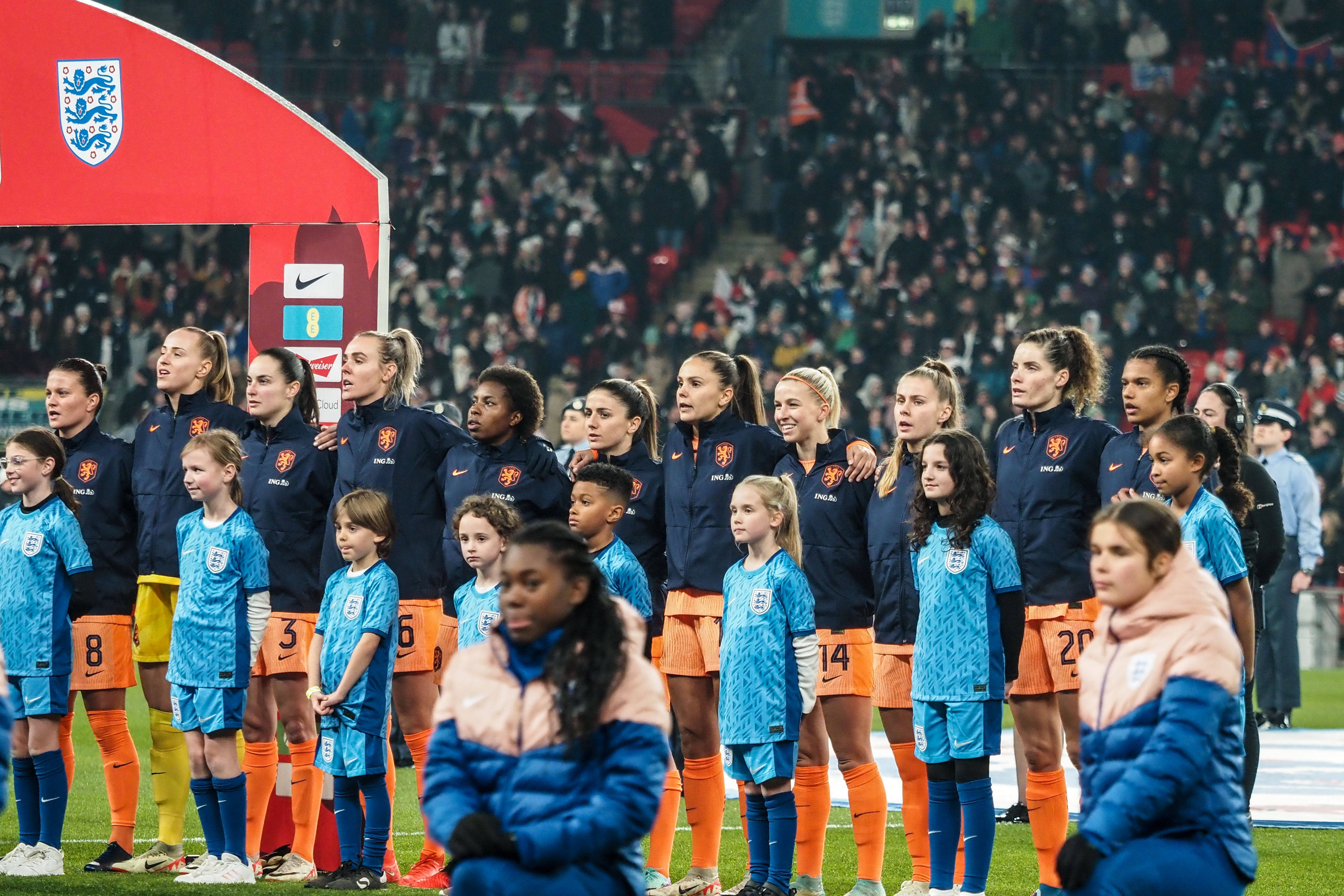 De OranjeLeeuwinnen voorafgaand aan de wedstrijd met Engeland
