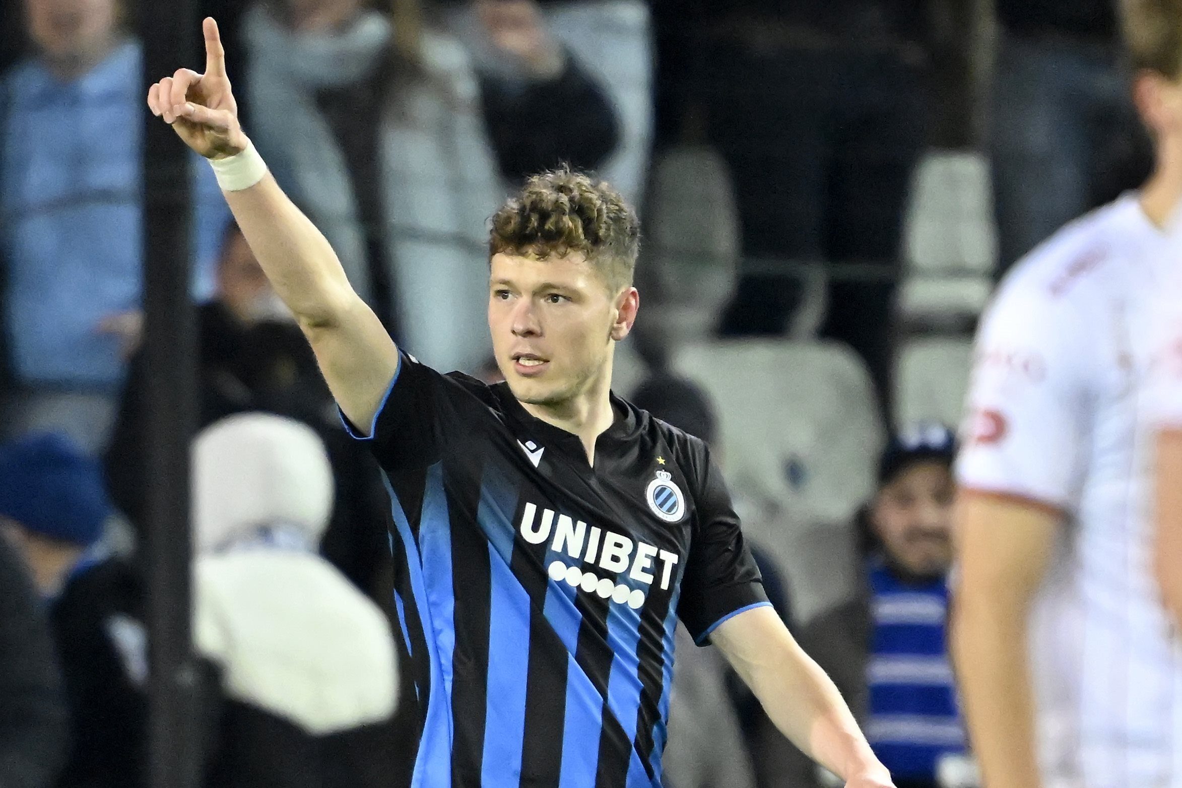 Andreas Skov Olsen juicht na een treffer tegen Zulte Waregem