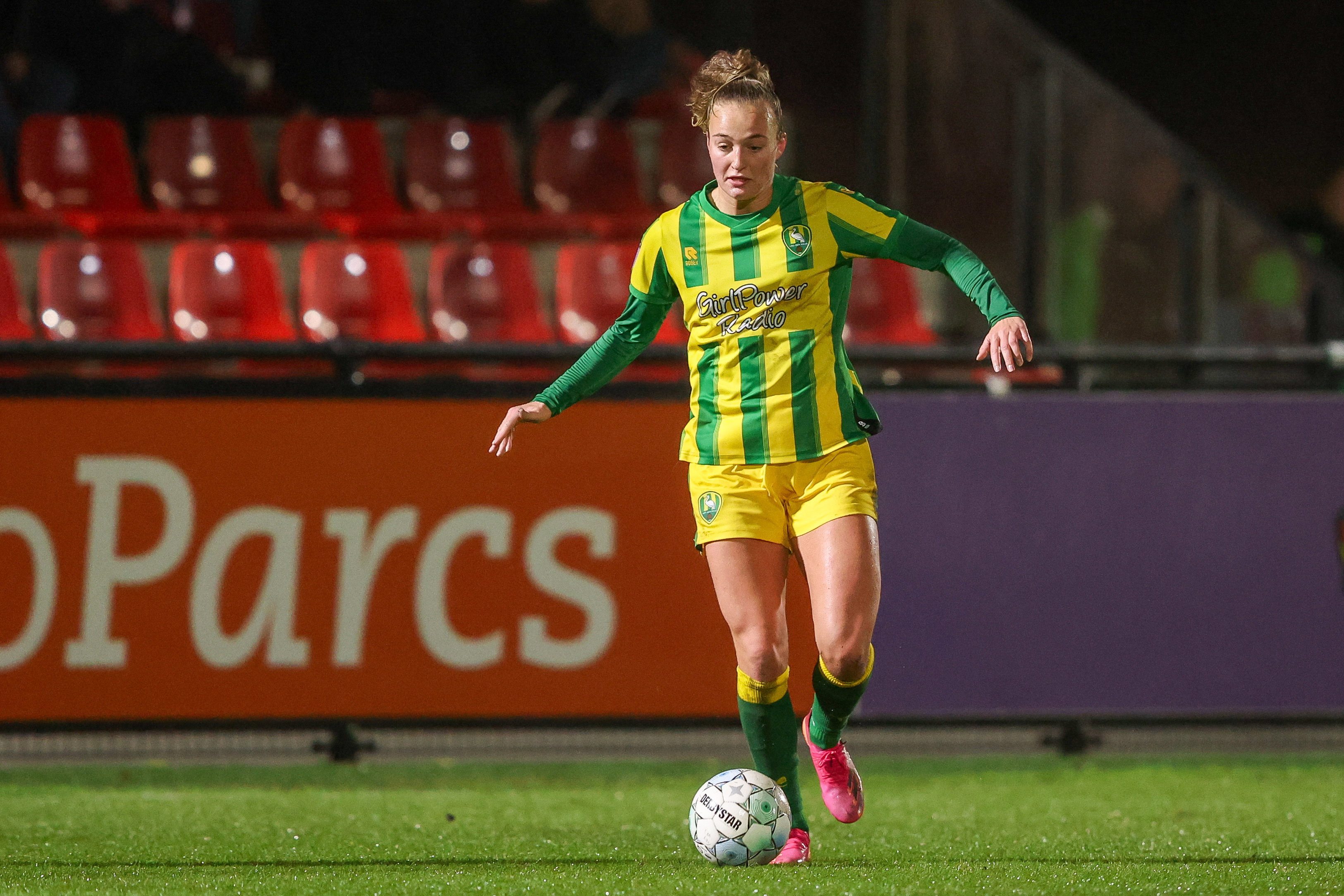 Lobke Loonen aan de bal namens ADO Den Haag