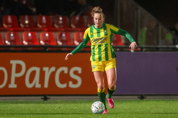 Lobke Loonen aan de bal namens ADO Den Haag