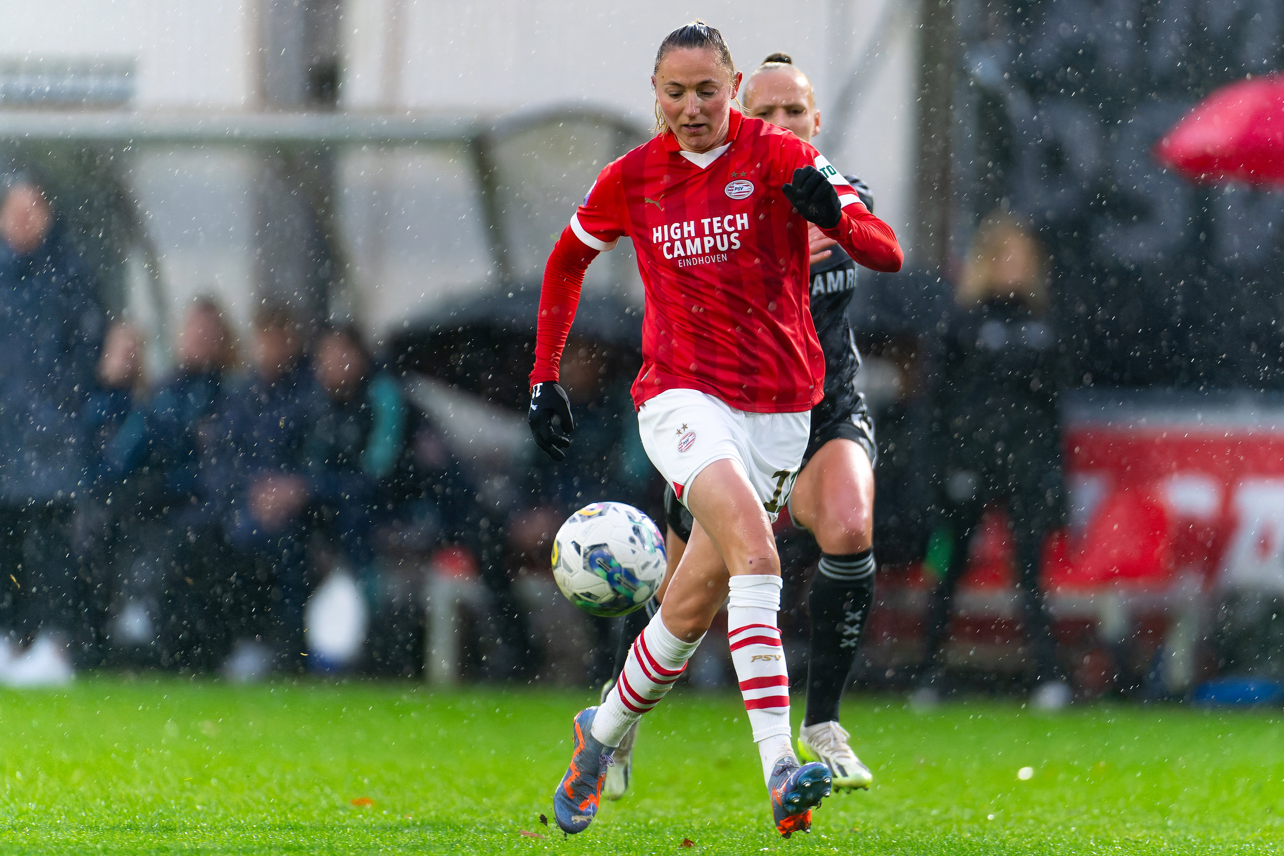 Nadia Coolen aan de bal namens PSV