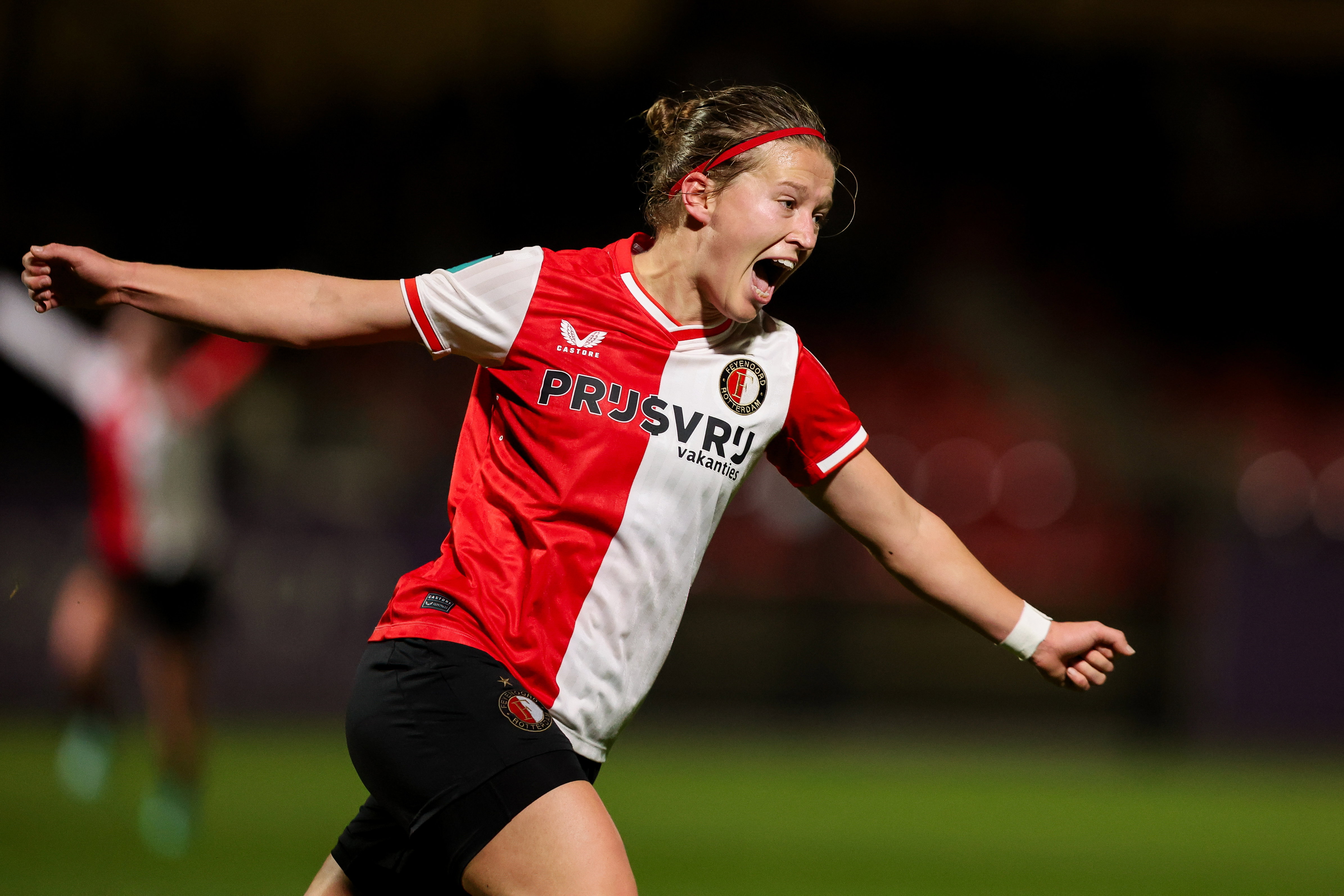 Sanne Koopman juicht na haar goal namens Feyenoord