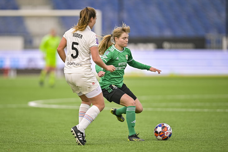 Nikki Ridder (Telstar) in duel met Nayomi Buikema (PEC Zwolle)