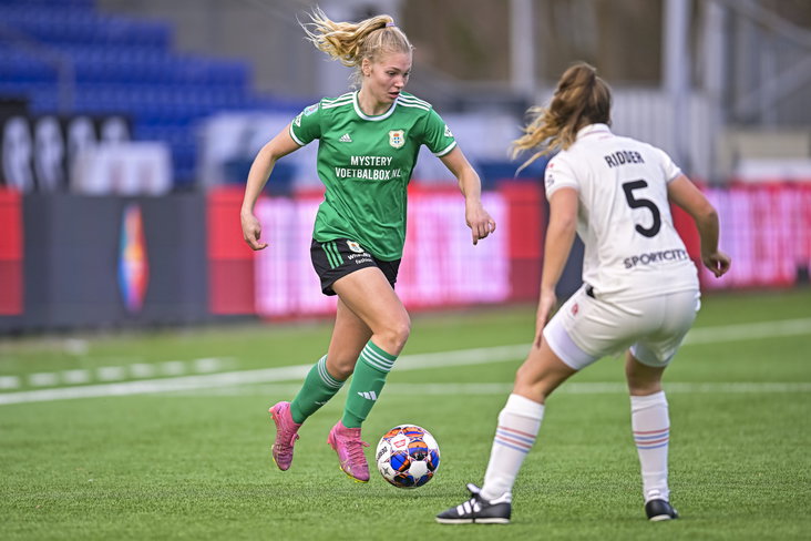 Zoë Zuidberg aan de bal namens PEC Zwolle