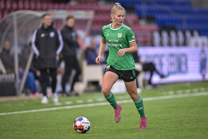 Zoë Zuidberg aan de bal namens PEC Zwolle