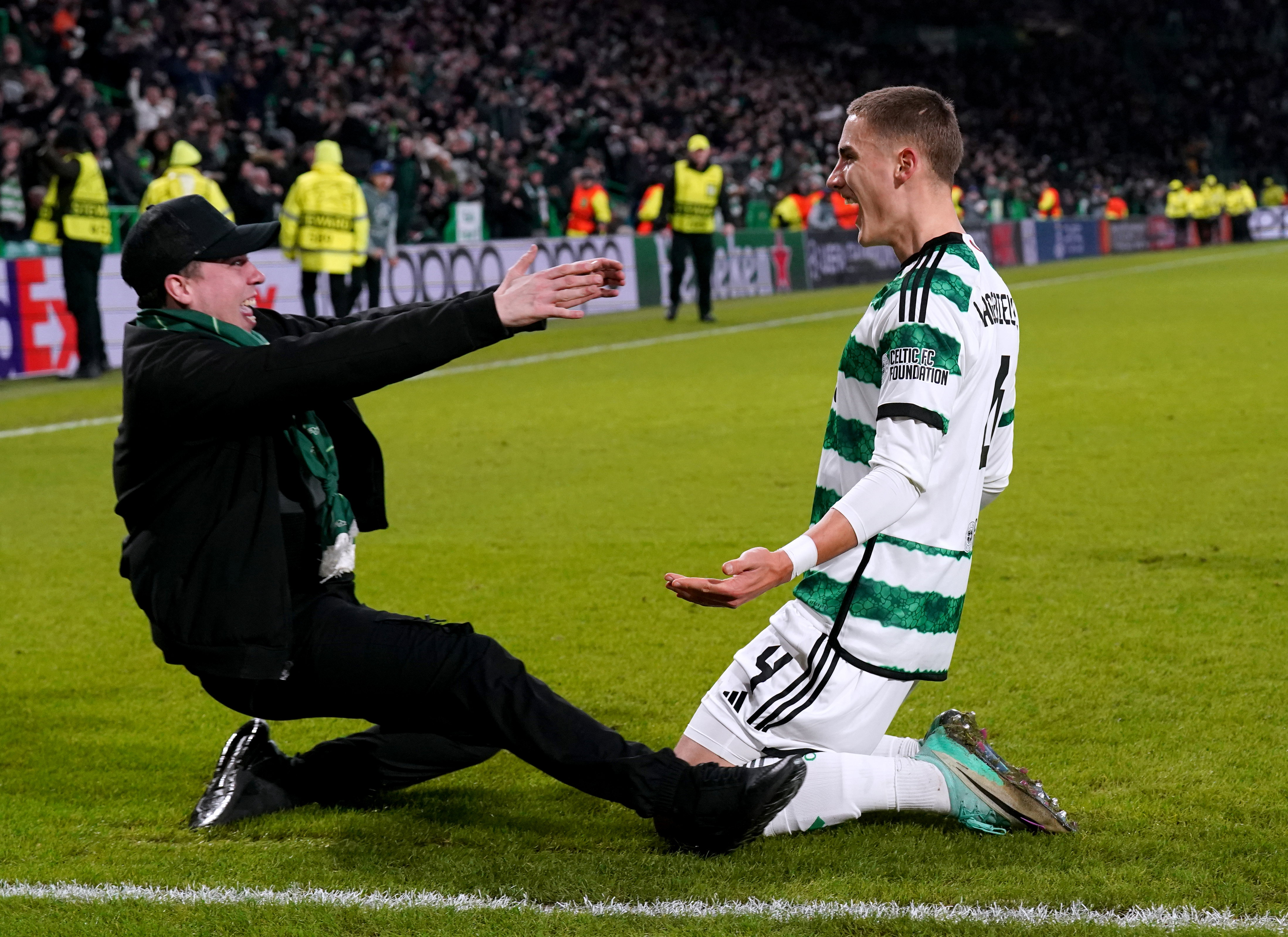 Celtic-supporter viert de 2-1 met Gustaf Lagerbielke