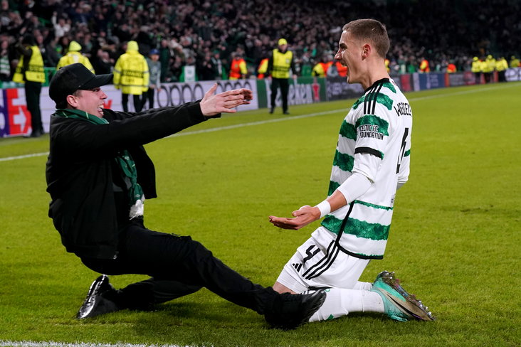 Celtic-supporter viert de 2-1 met Gustaf Lagerbielke