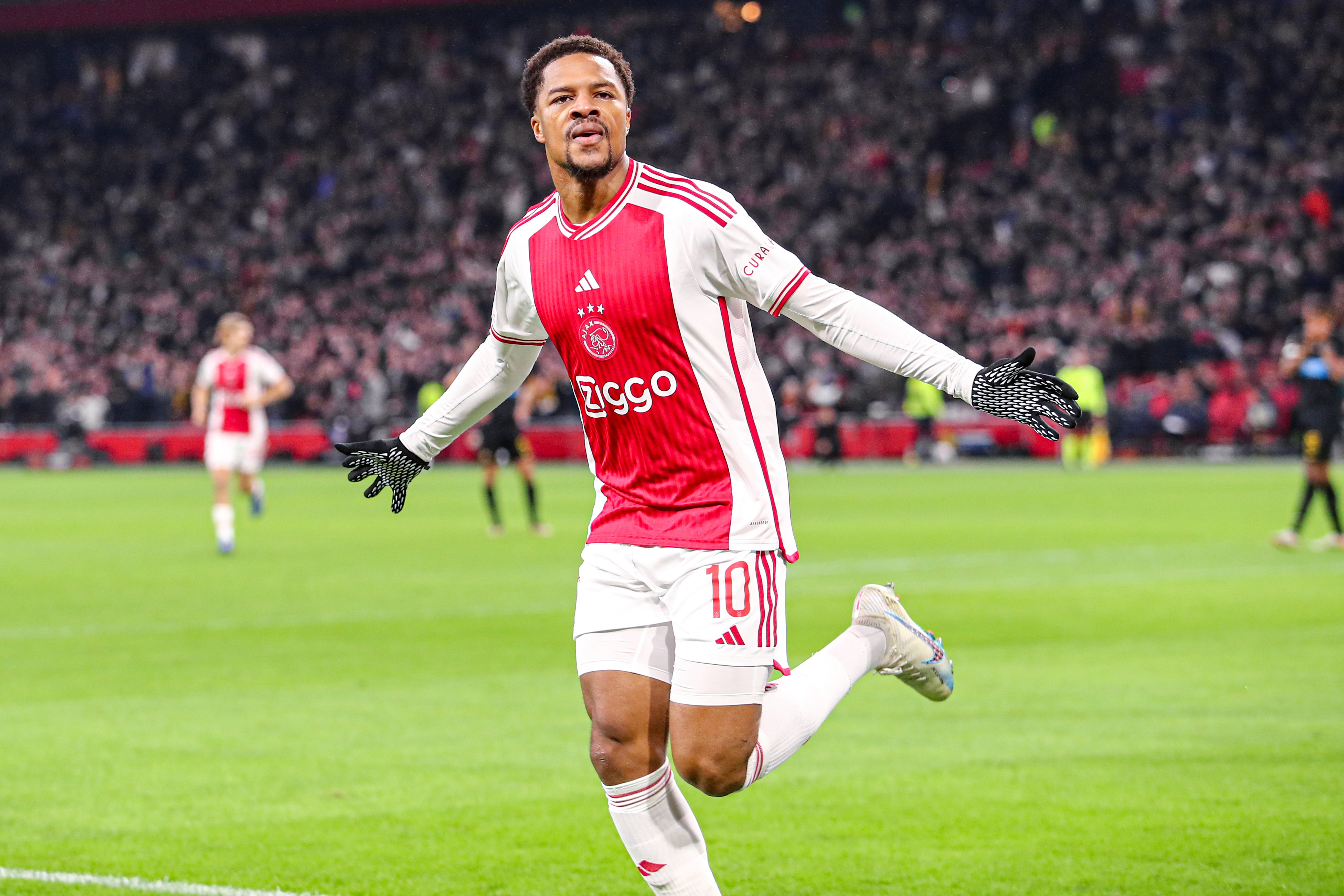 Chuba Akpom viert treffer