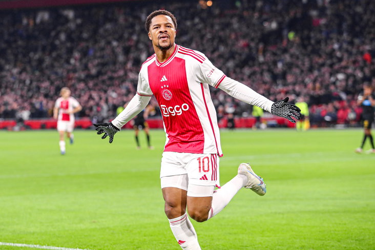 Chuba Akpom viert treffer