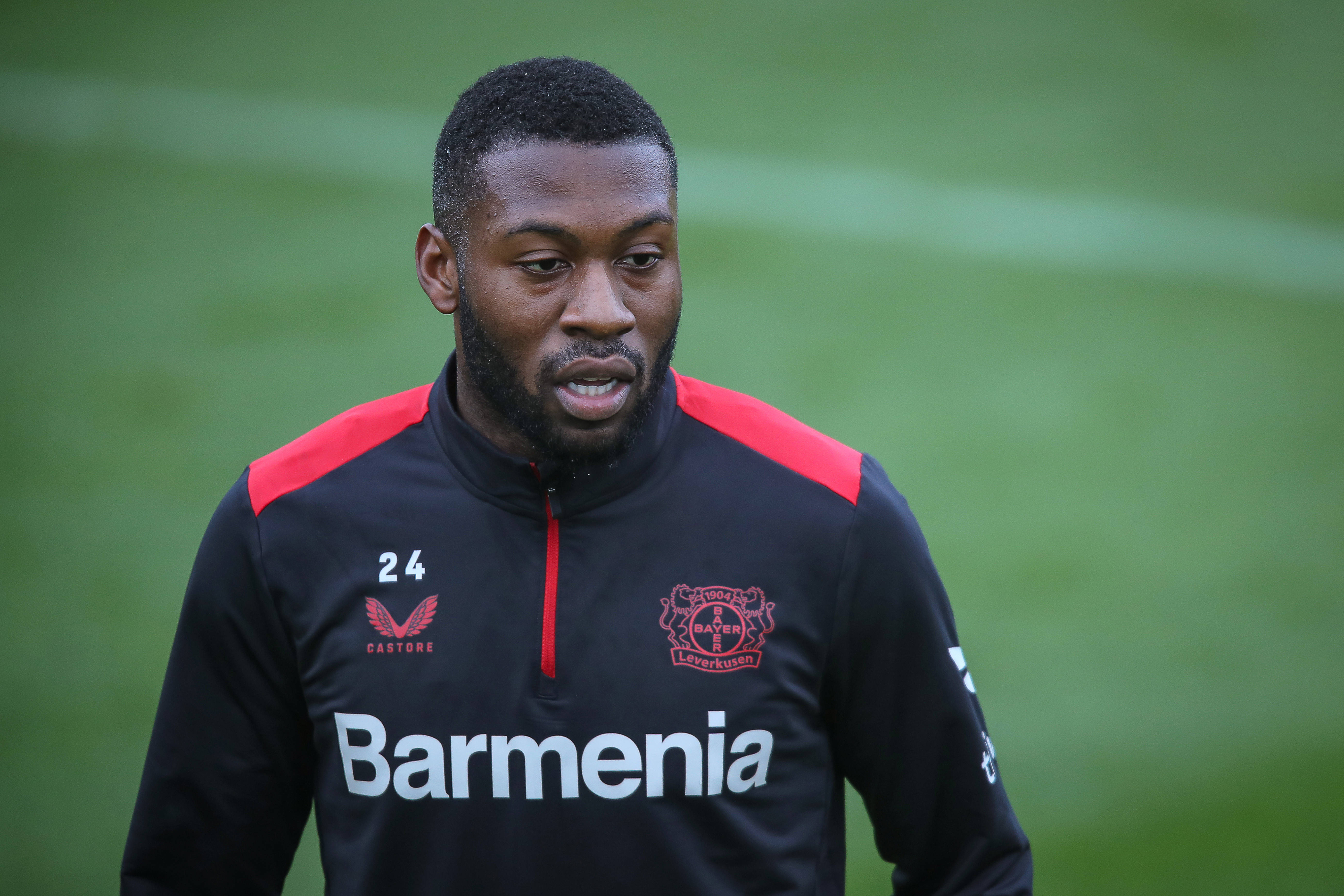 Timothy Fosu-Mensah op de training van Bayer Leverkusen