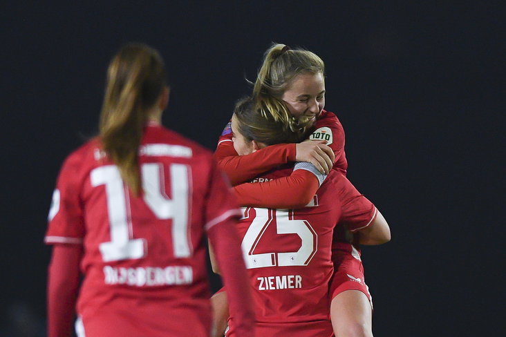 Wieke Kaptein juicht met Taylor Ziemer na een FC Twente-goal