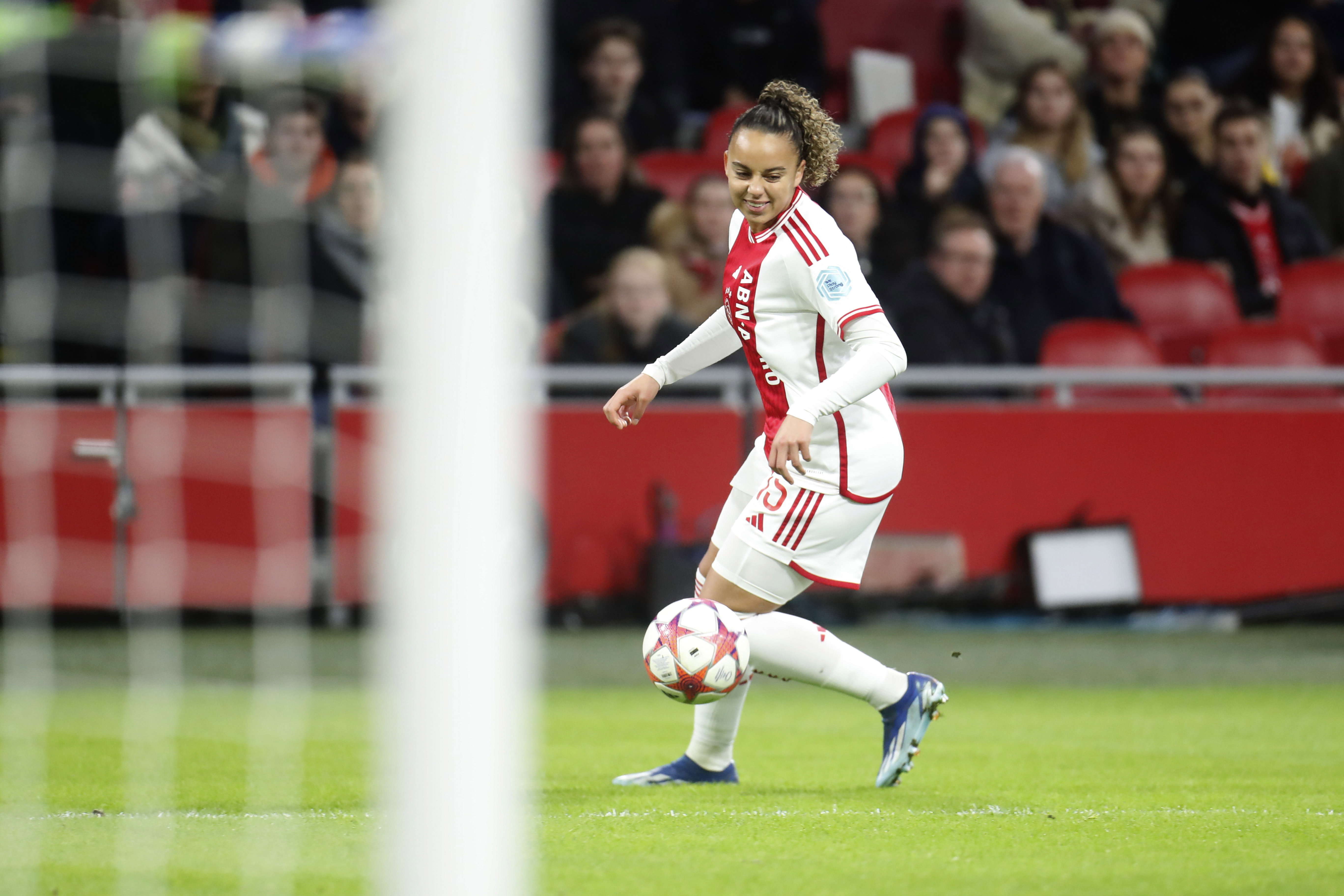 Chasity Grant aan de bal namens Ajax