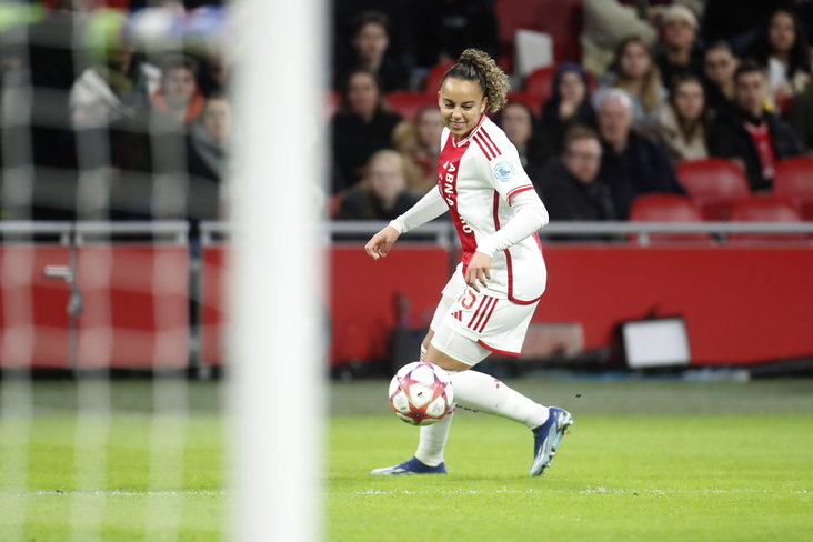 Chasity Grant aan de bal namens Ajax