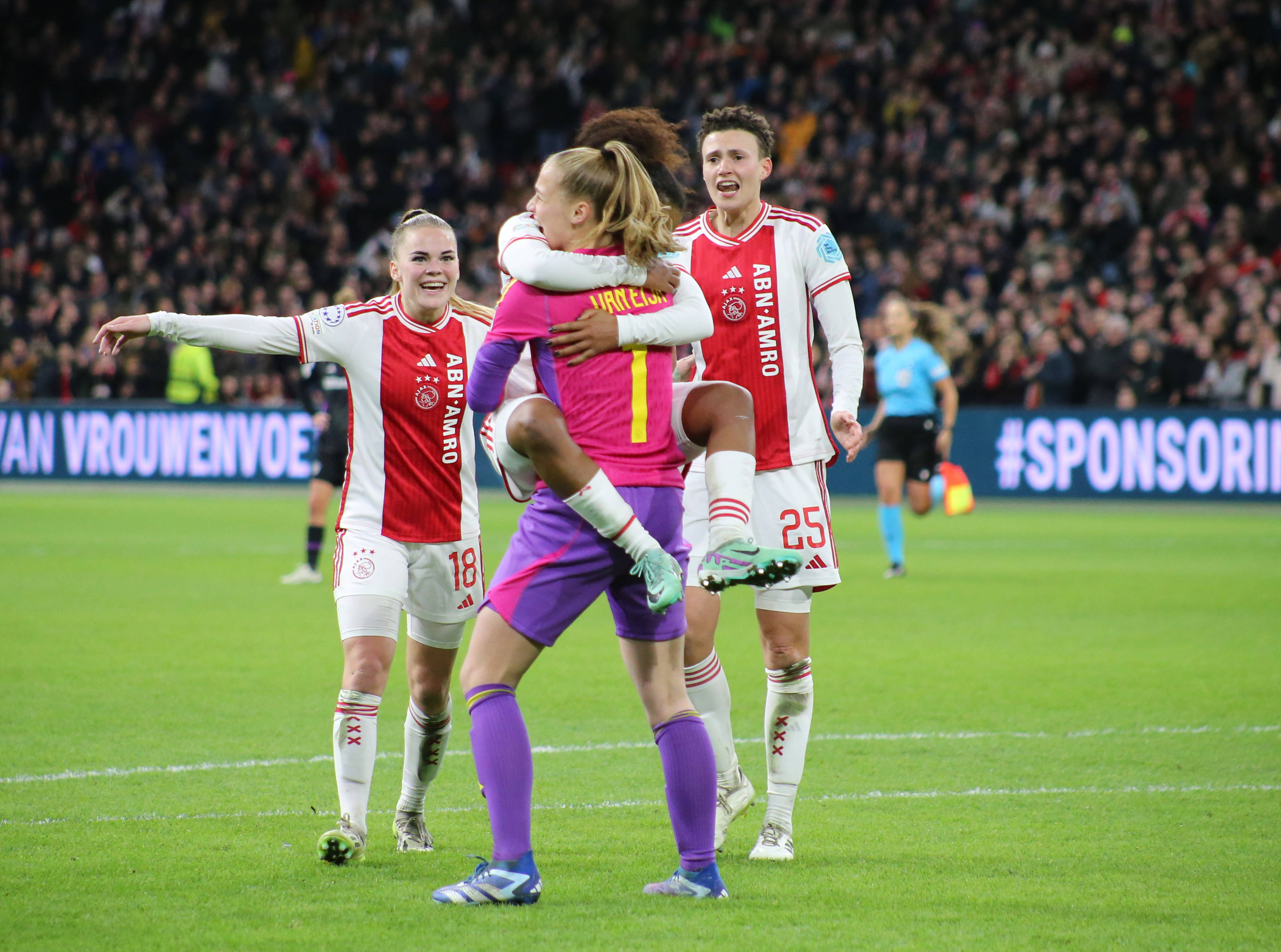 Ajax-doelvrouw Regina van Eijk juicht met haar ploeggenoten