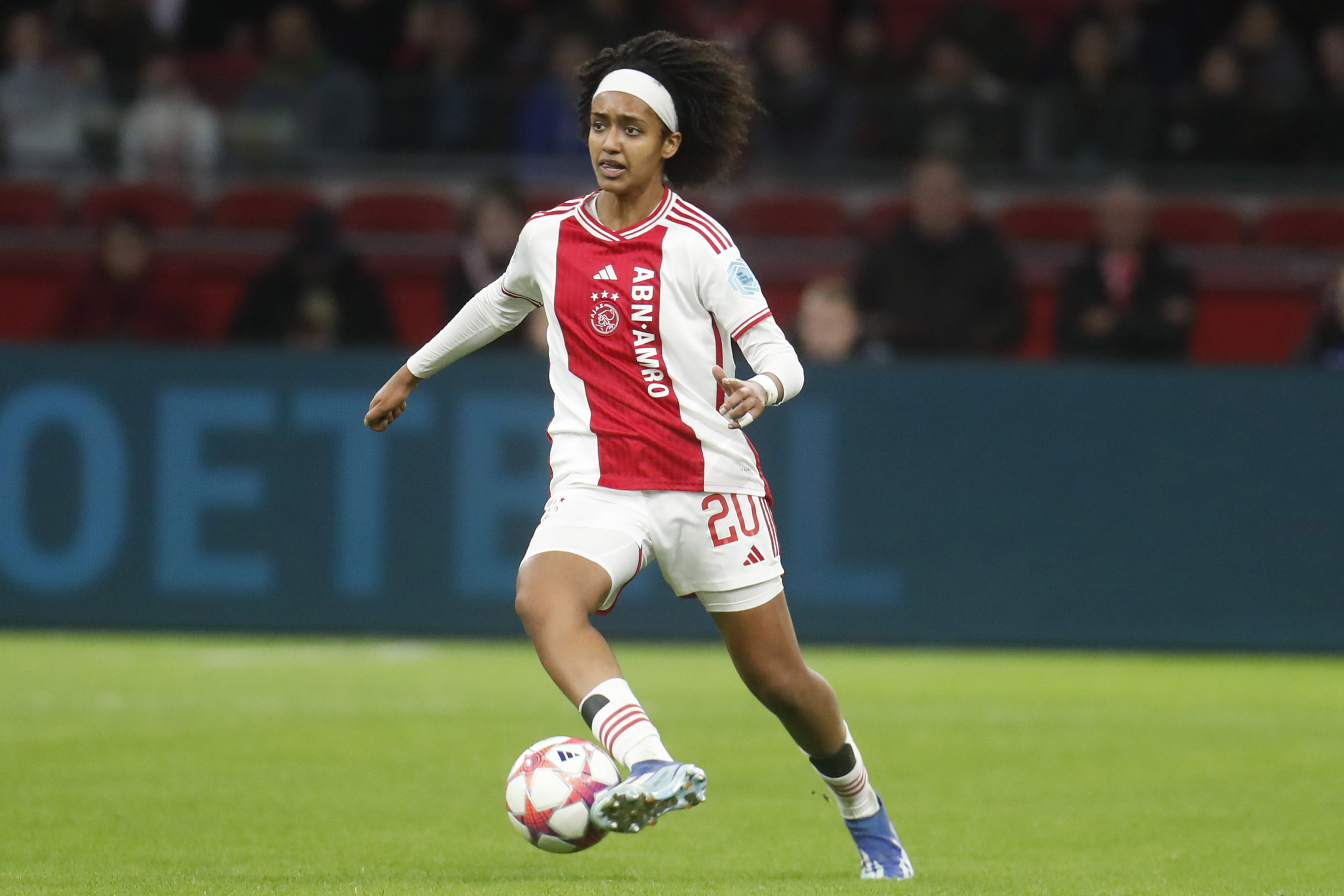 Lily Yohannes aan de bal namens Ajax