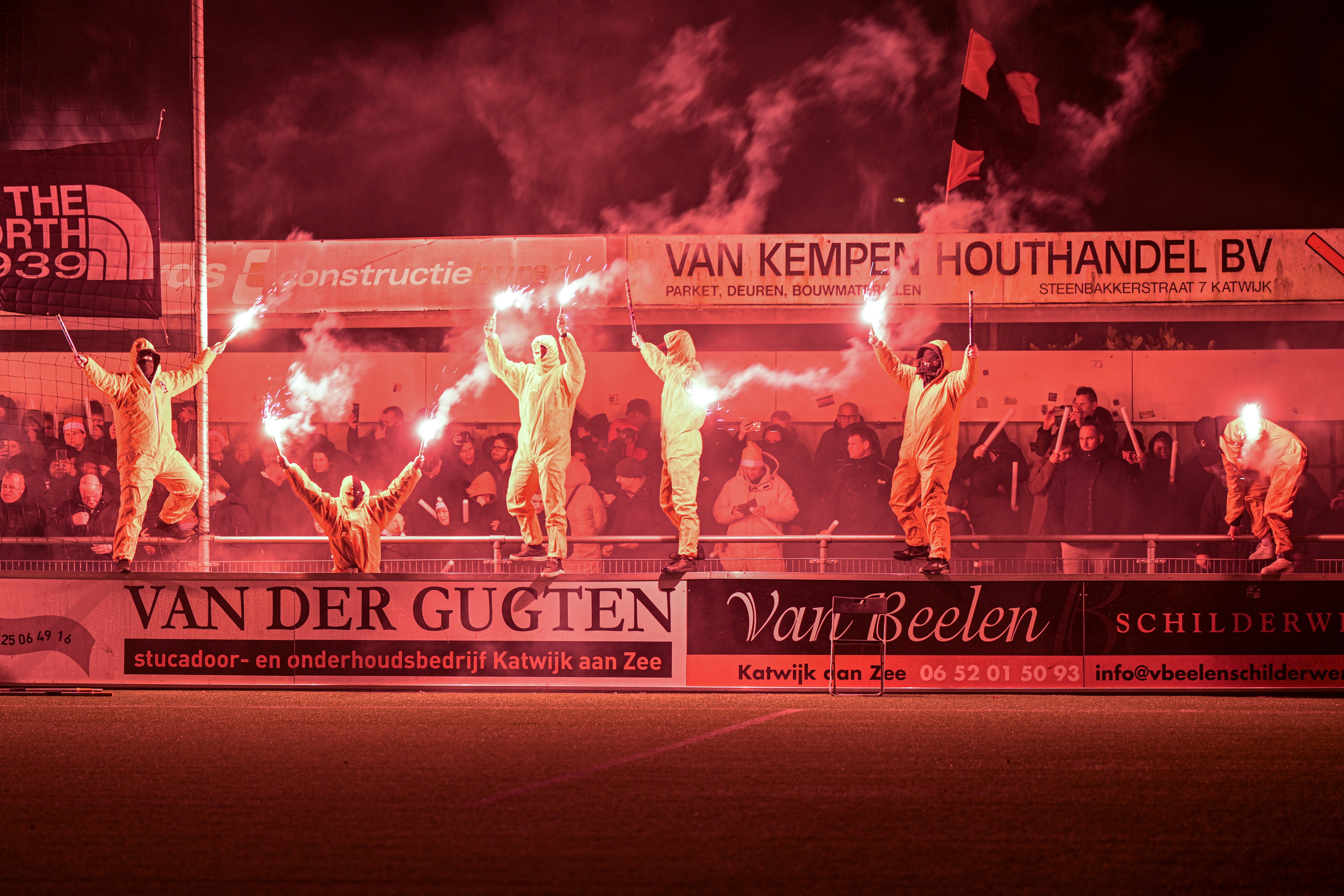 Fans van VV Katwijk voor een bekerwedstrijd tegen Almere City FC