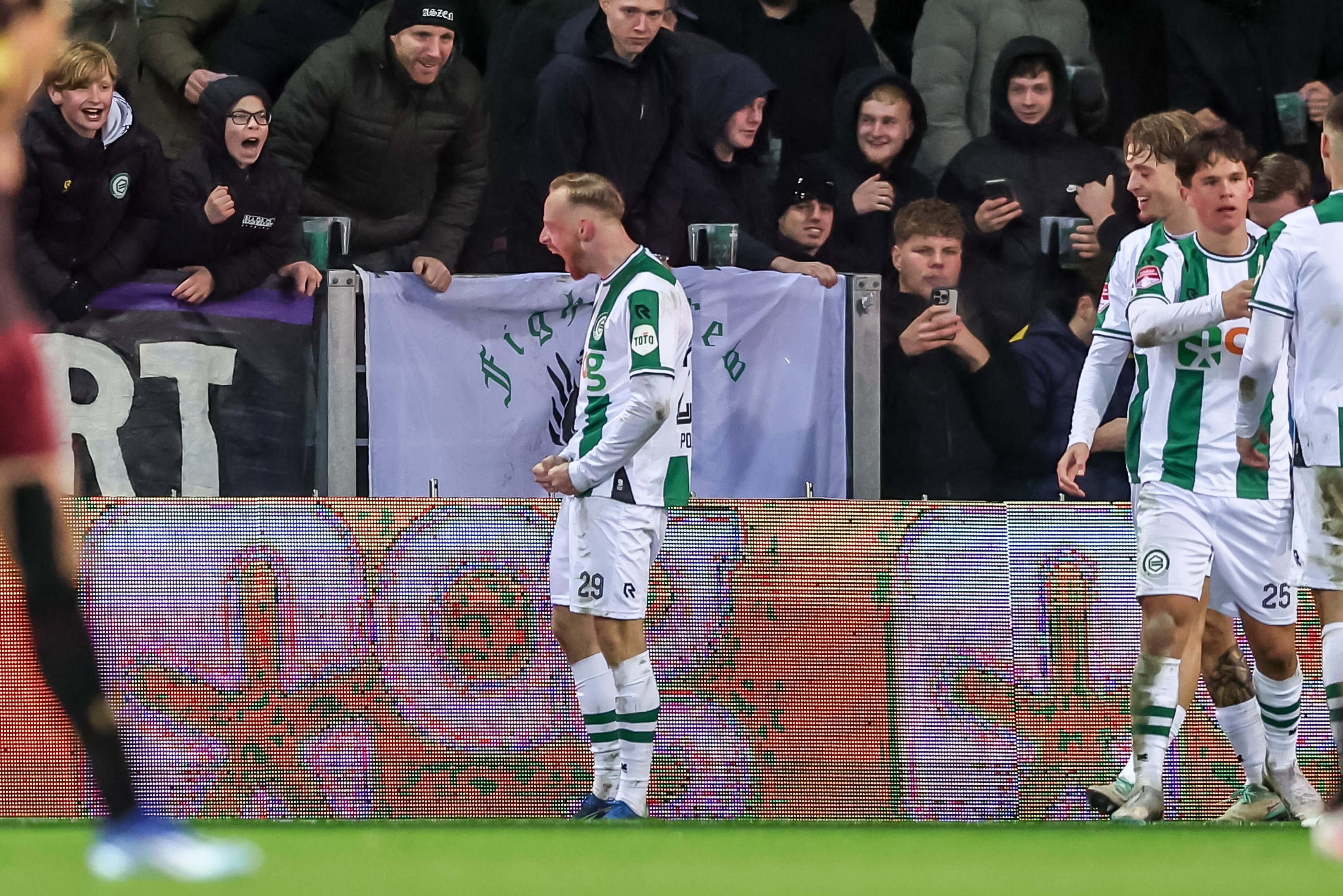 Romano Postema viert zijn doelpunt tegen Jong FC Utrecht