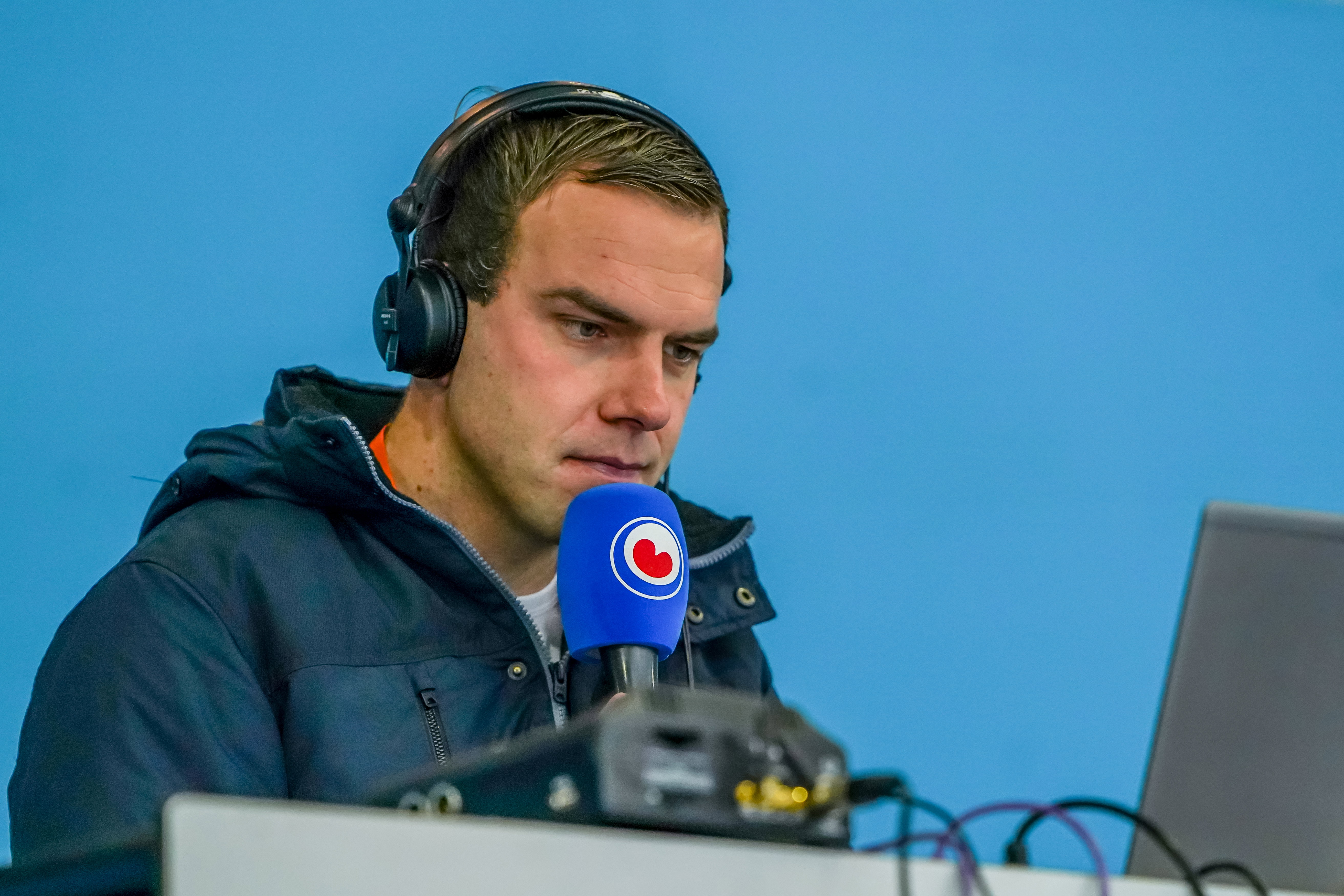 Andor Faber achter de microfoon van Omrop Fryslân