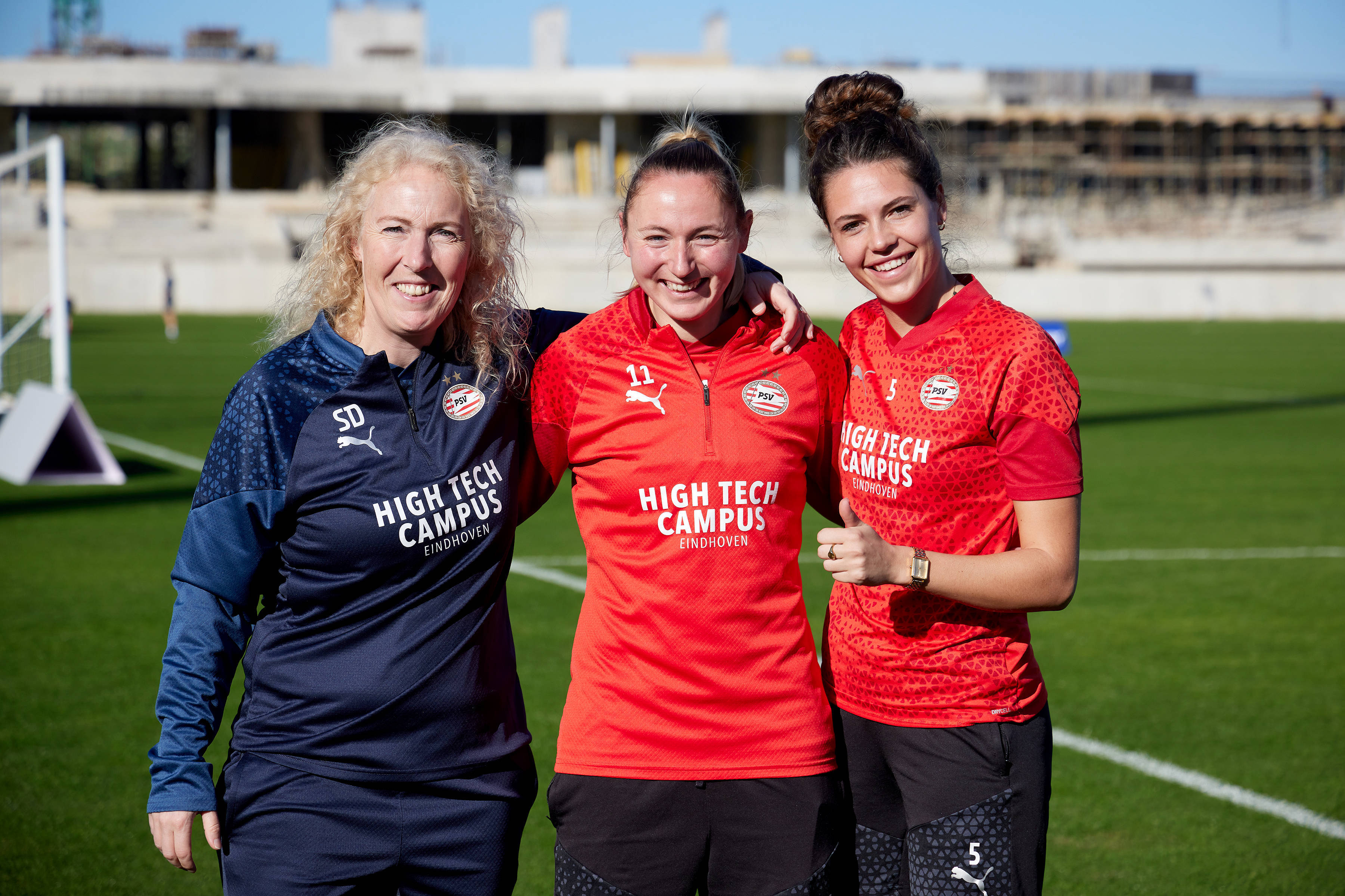 Sandra Doreleijers, Nadia Coolen en Melanie Bross op het trainingskamp van PSV