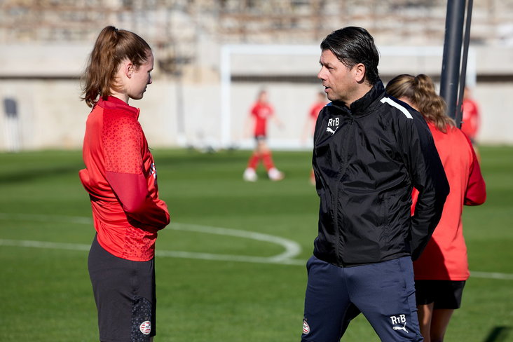 PSV-coach Roeland ten Berge in gesprek met Veerle Buurman