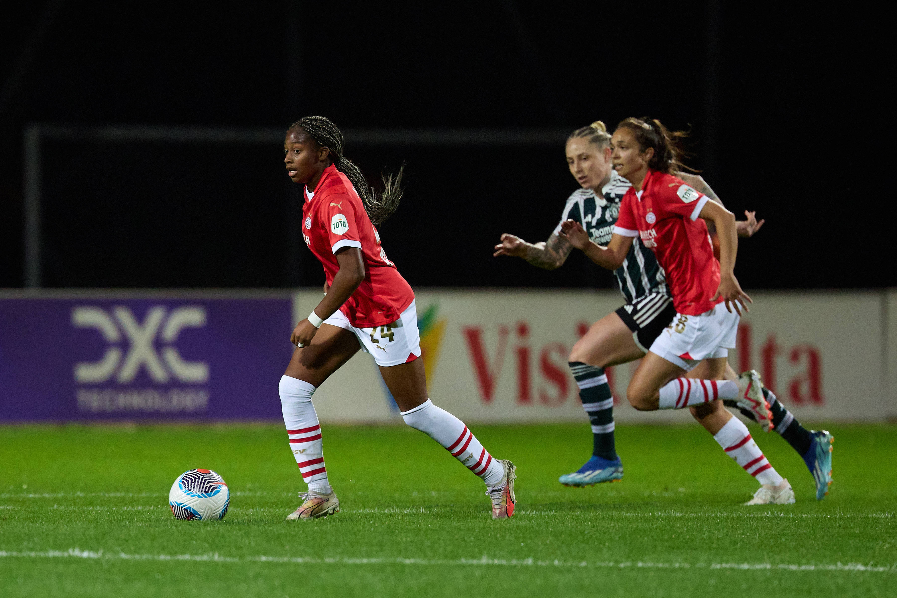Shi-jona Martina aan de bal namens PSV