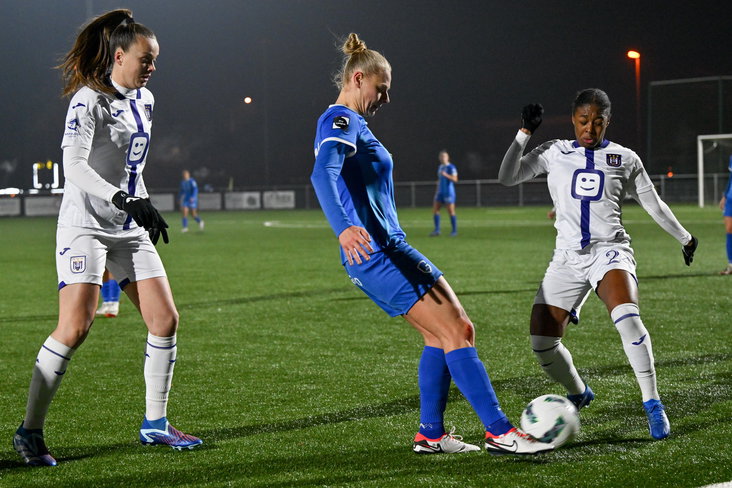 Ella Van Kerkhoven in actie namens KRC Genk