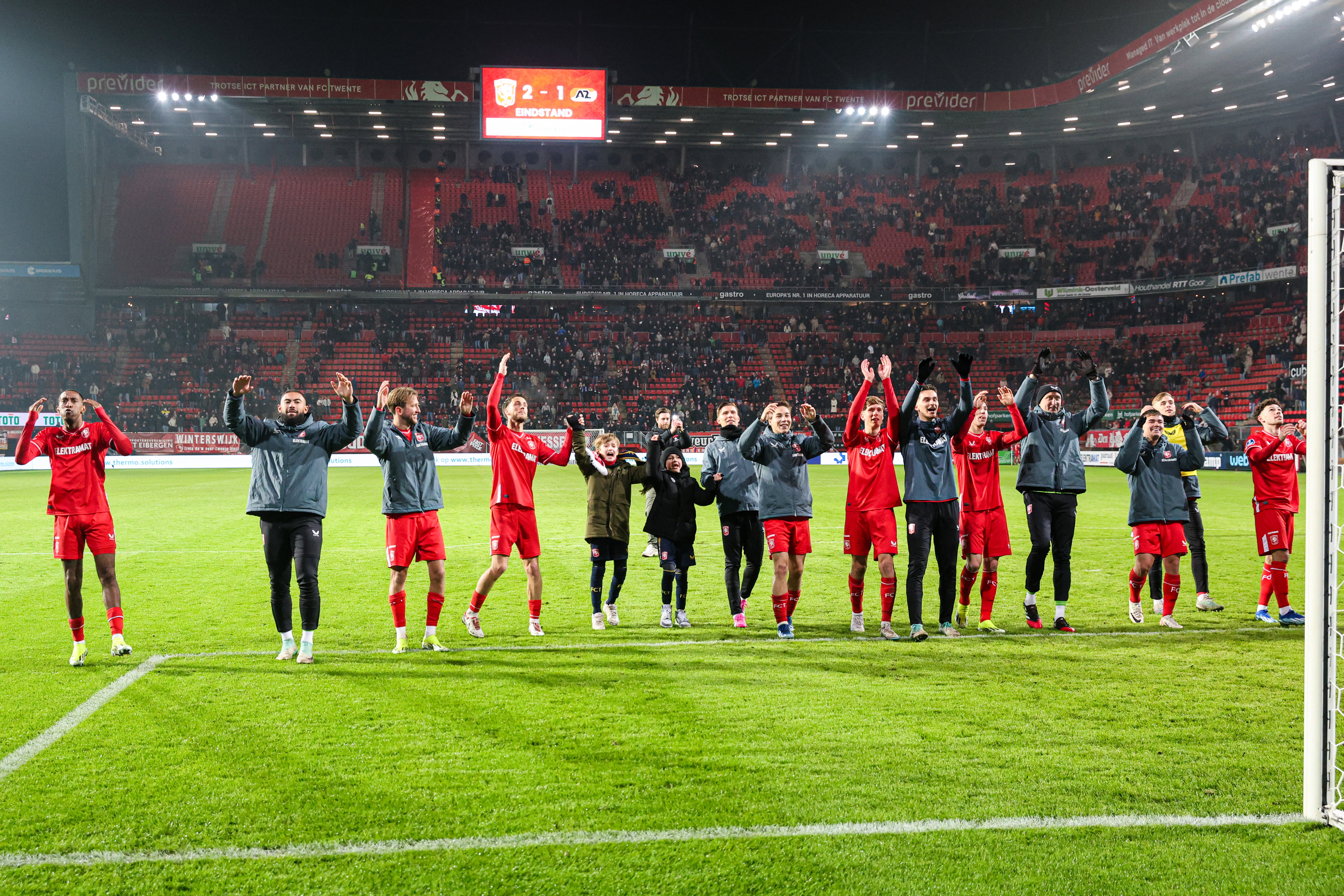 De spelers van FC Twente vieren de overwinning met de supporters