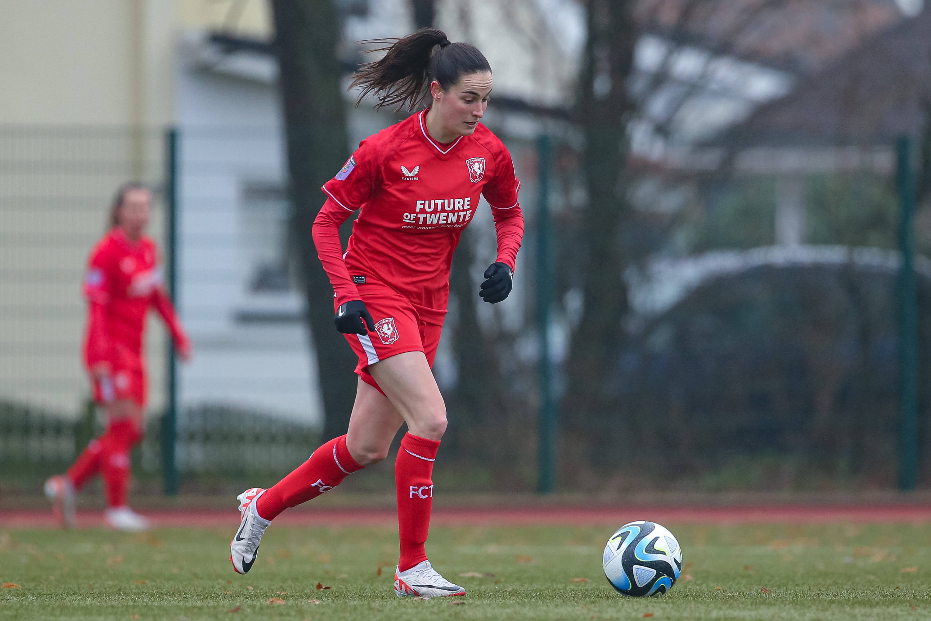 Caitlin Dijkstra aan de bal namens FC Twente