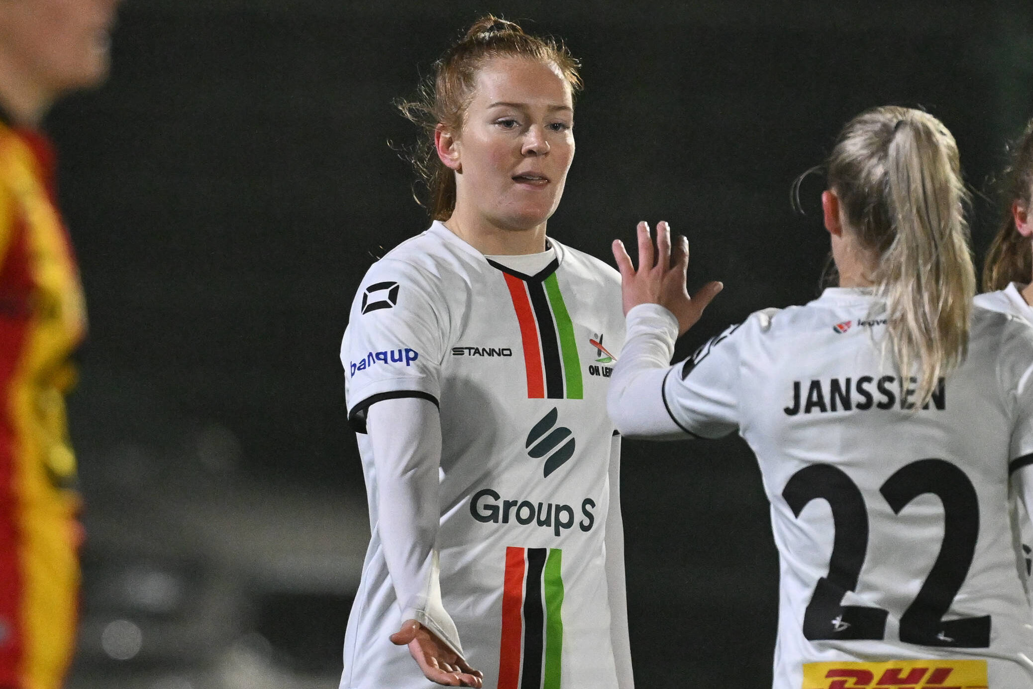 Nikée van Dijk na een treffer voor OH Leuven