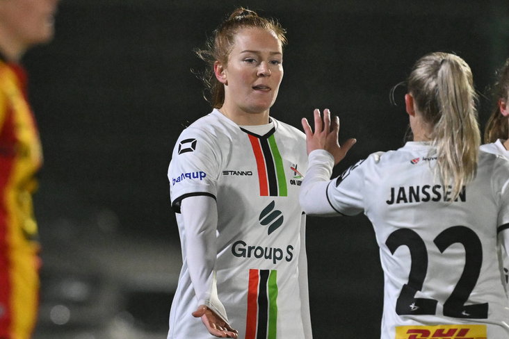 Nikée van Dijk na een treffer voor OH Leuven