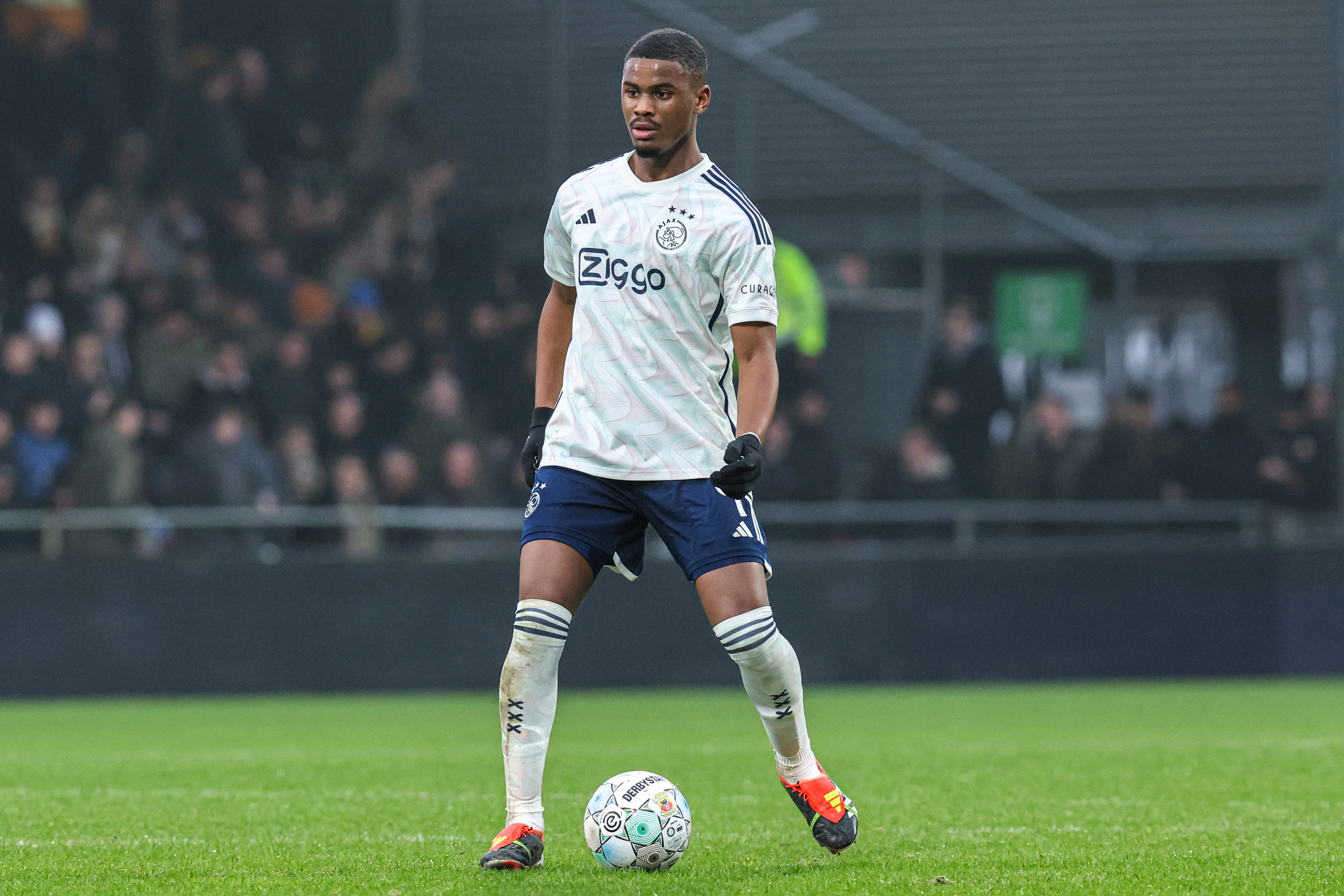 Jorrel Hato aan de bal namens Ajax