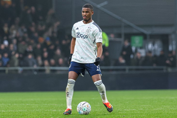 Jorrel Hato aan de bal namens Ajax