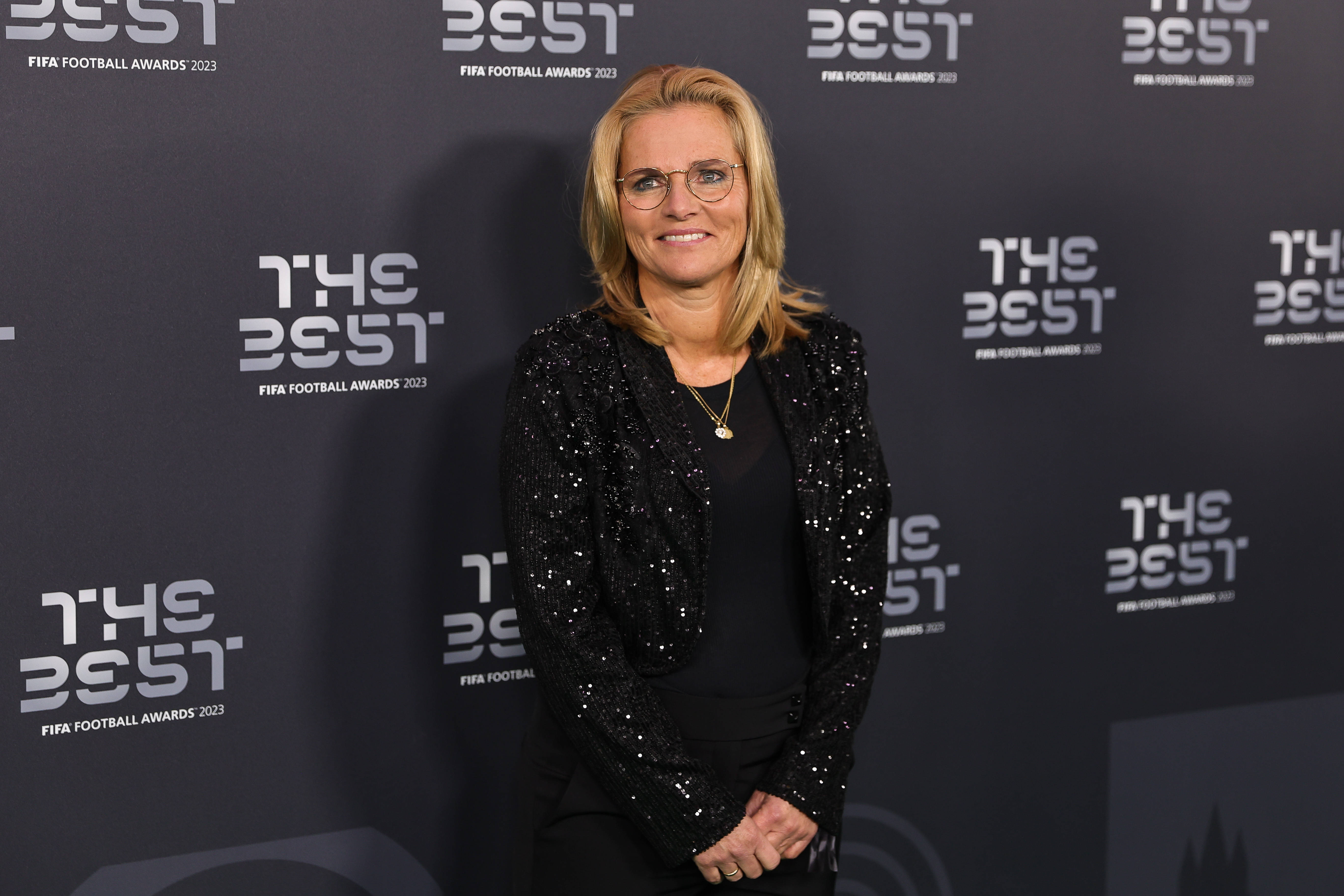 Sarina Wiegman op de groene loper bij het FIFA-gala