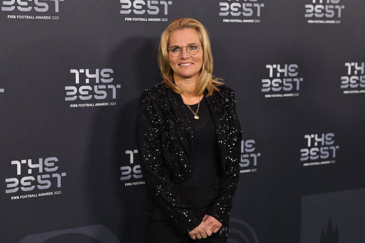 Sarina Wiegman op de groene loper bij het FIFA-gala