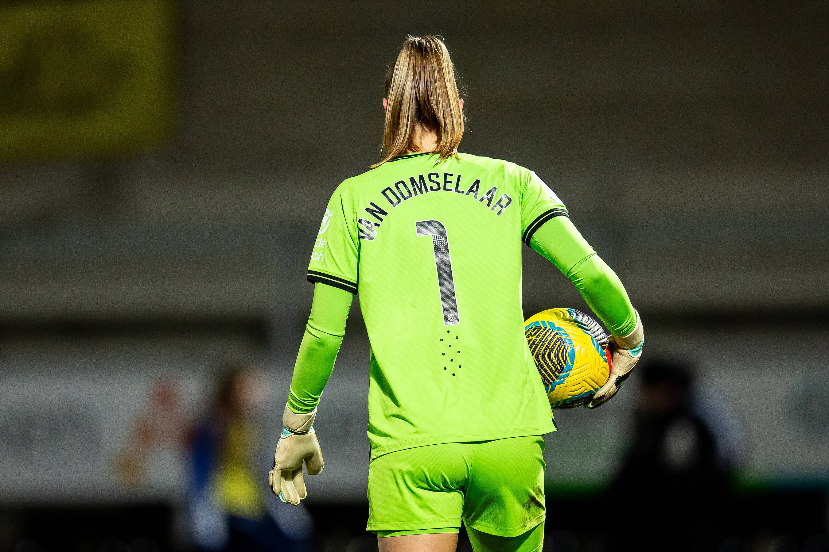 Daphne van Domselaar in het shirt van Aston Villa