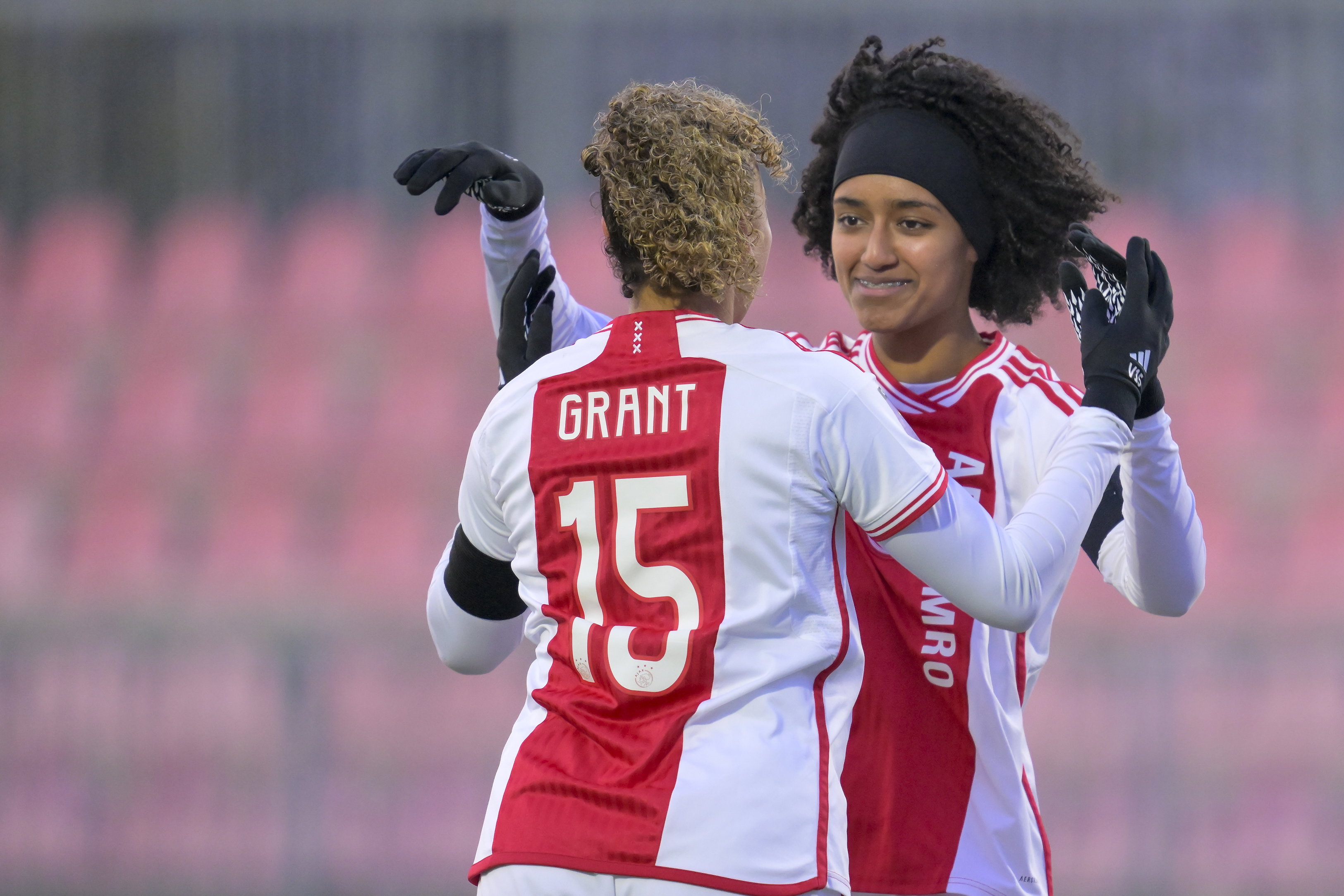 Chasity Grant en Lily Yohannes (Ajax) juichen