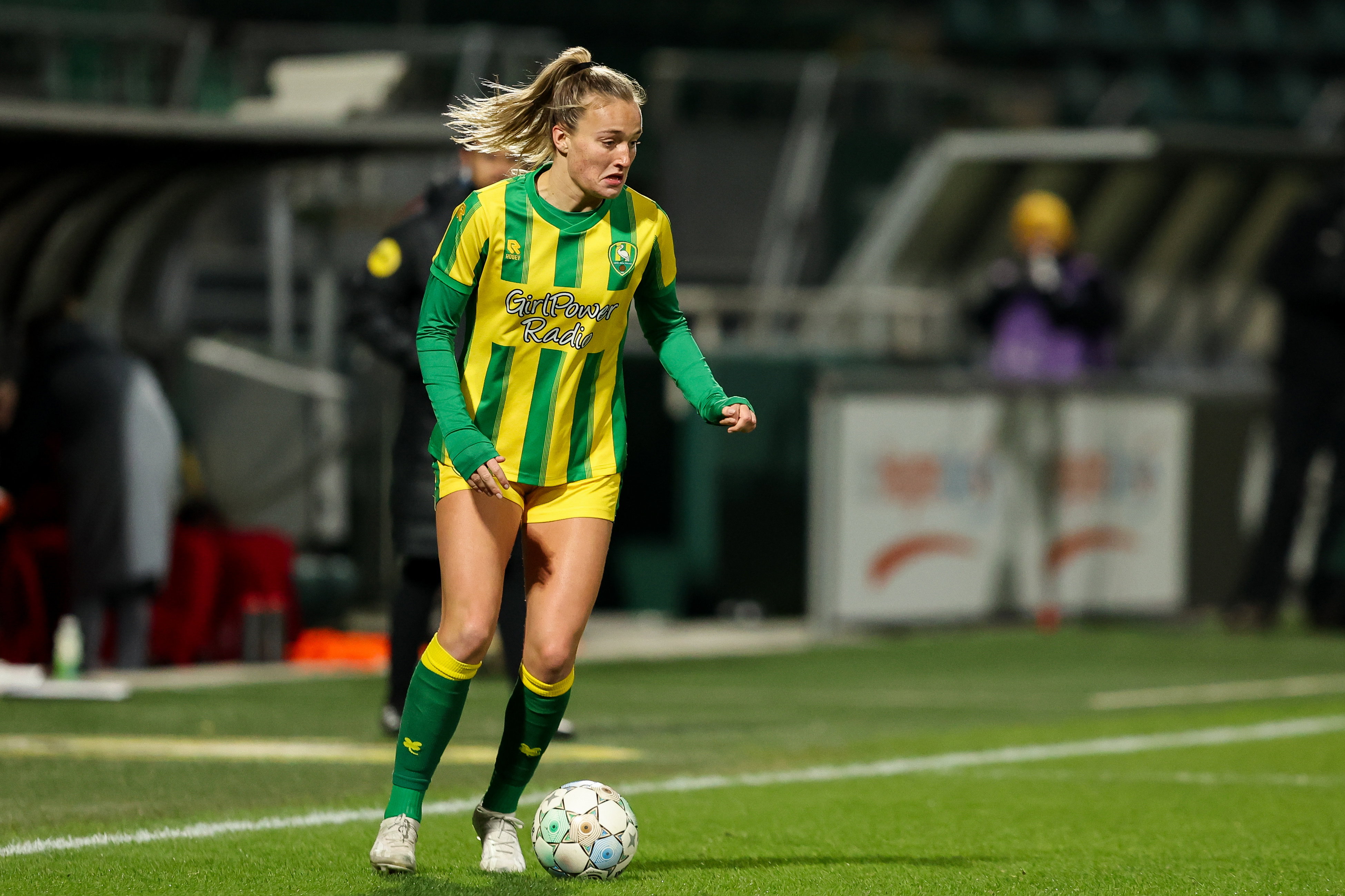 Lobke Loonen aan de bal namens ADO Den Haag