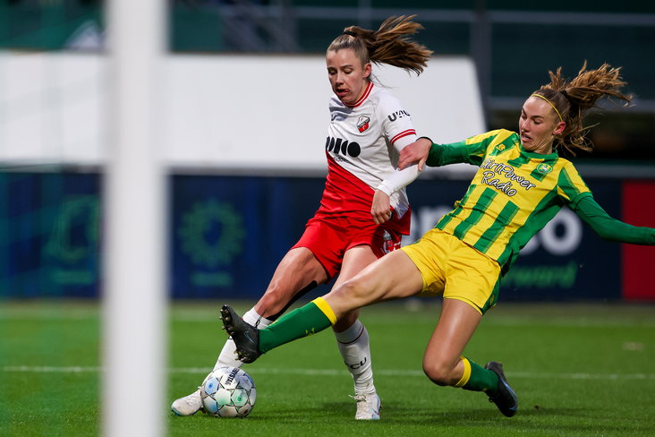 Daniëlle Noordermeer (ADO Den Haag) probeert Sophie Cobussen (FC Utrecht) af te stoppen