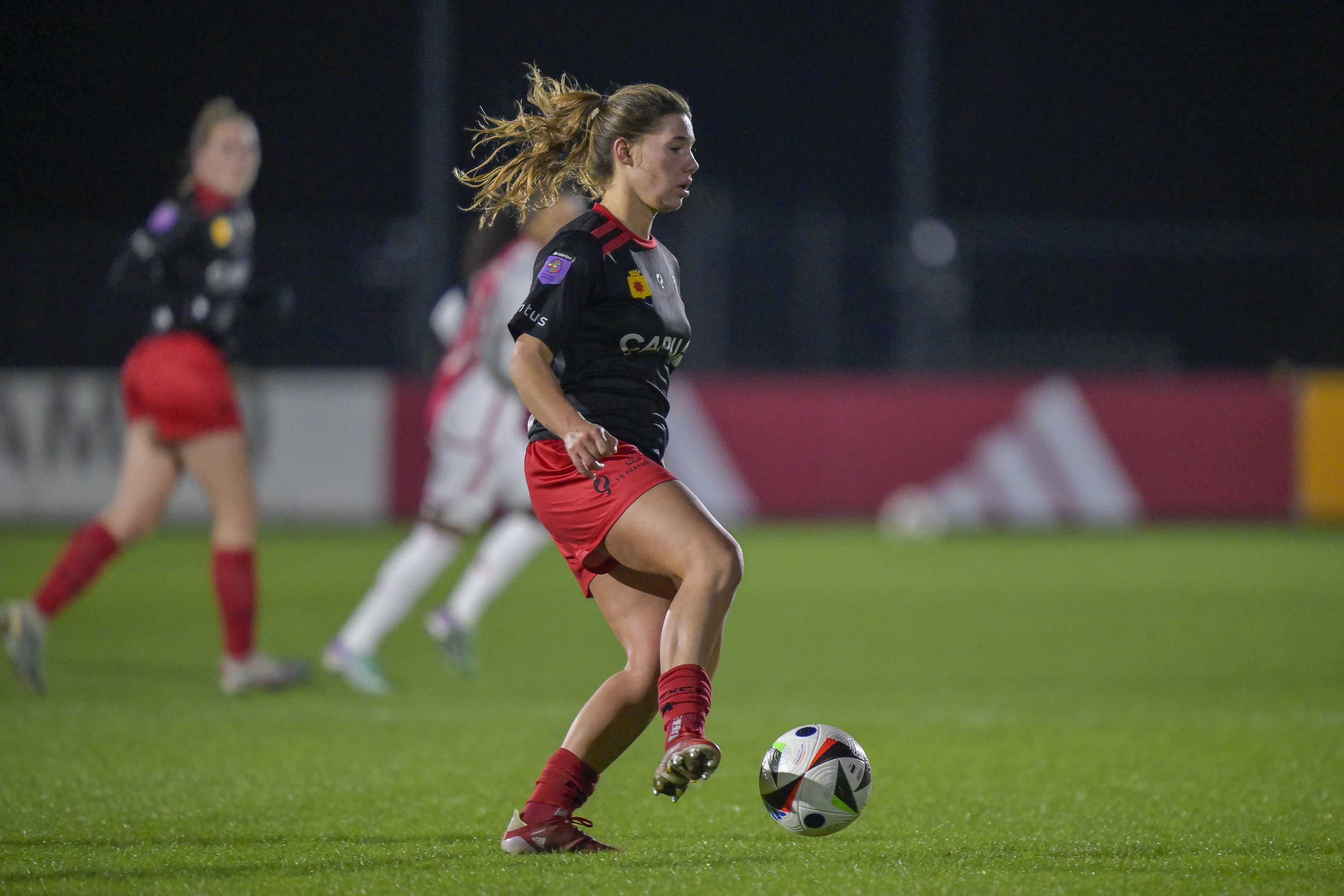 Lynn Groenewegen (Excelsior) aan de bal